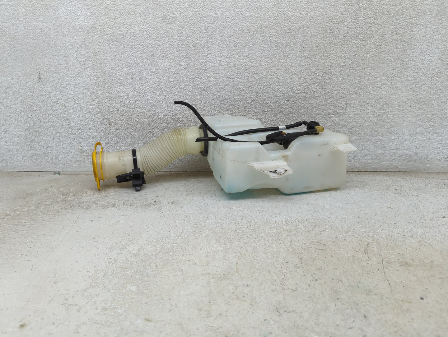 2015-2018 Jeep Renegade Windshield Washer Fluid Reservoir Bottle Oem 1473995 - Oemusedautoparts1.com