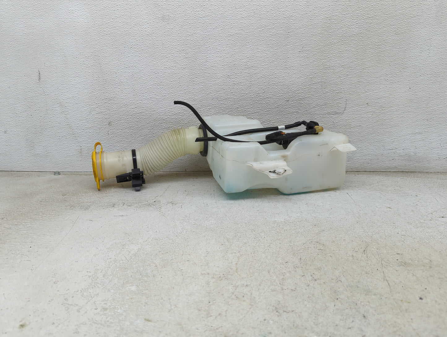 2015-2018 Jeep Renegade Windshield Washer Fluid Reservoir Bottle Oem 1473995 - Oemusedautoparts1.com