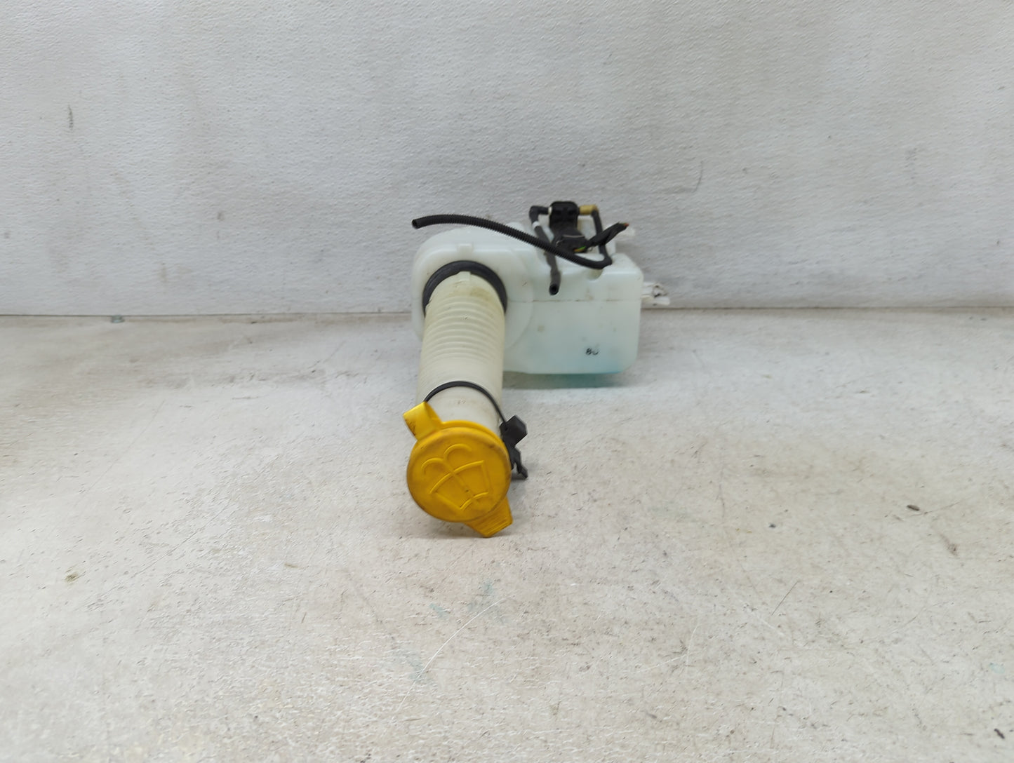 2015-2018 Jeep Renegade Windshield Washer Fluid Reservoir Bottle Oem 1473995 - Oemusedautoparts1.com
