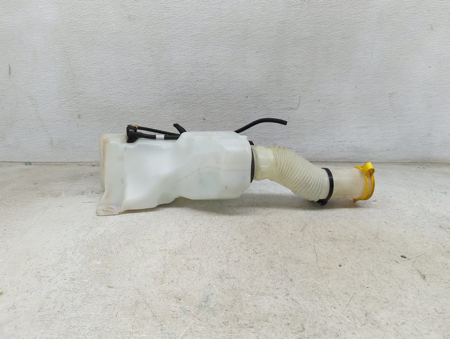 2015-2018 Jeep Renegade Windshield Washer Fluid Reservoir Bottle Oem 1473995 - Oemusedautoparts1.com