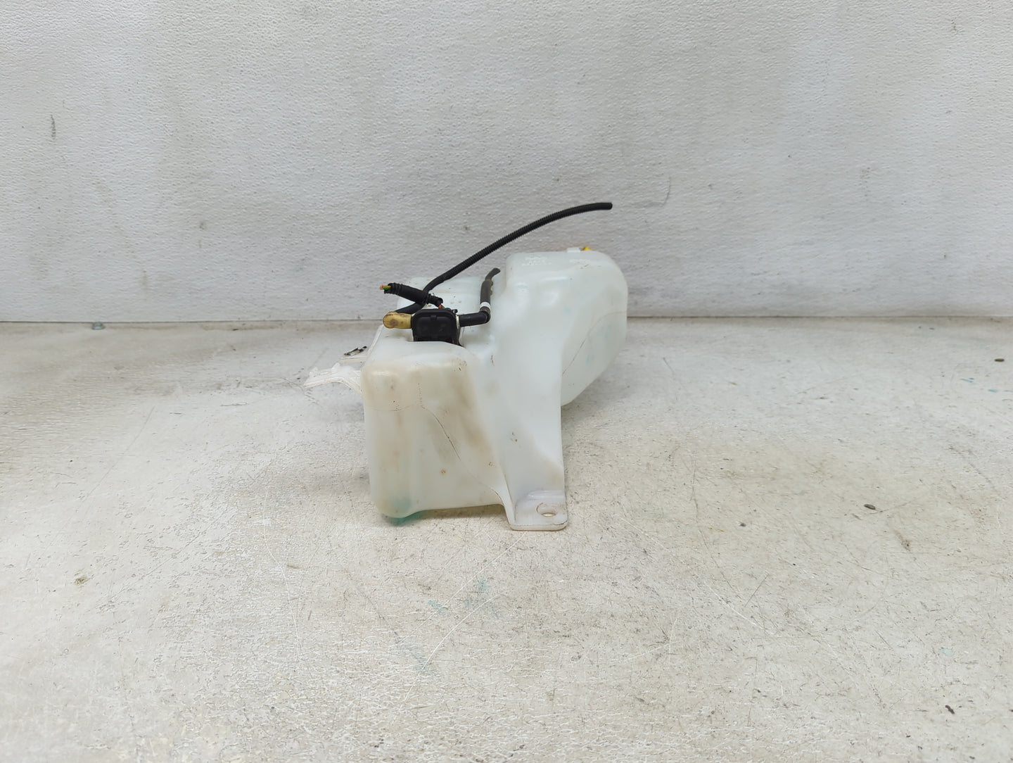 2015-2018 Jeep Renegade Windshield Washer Fluid Reservoir Bottle Oem 1473995 - Oemusedautoparts1.com