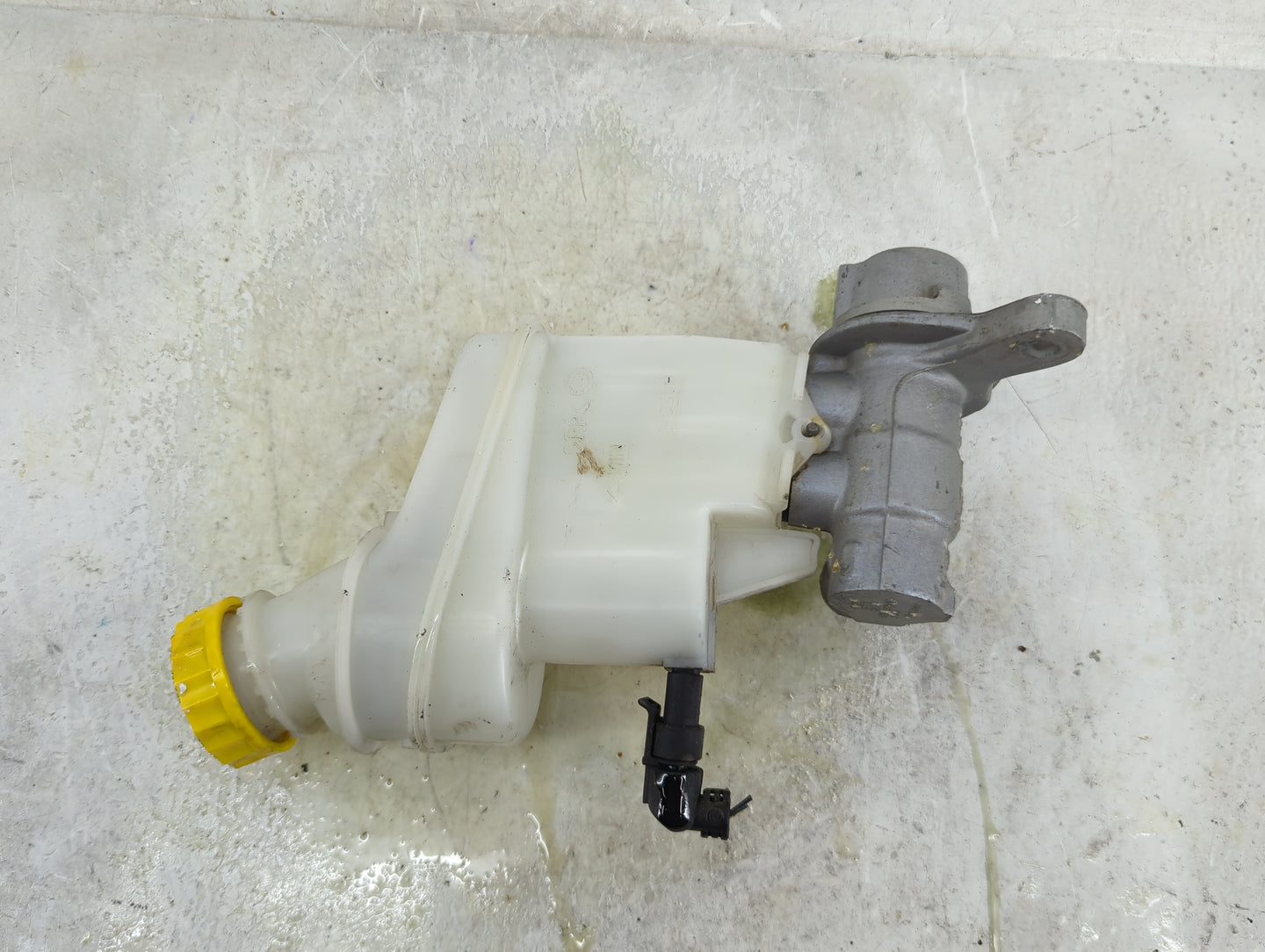 2015-2018 Jeep Renegade Brake Master Cylinder 1490694 - Oemusedautoparts1.com