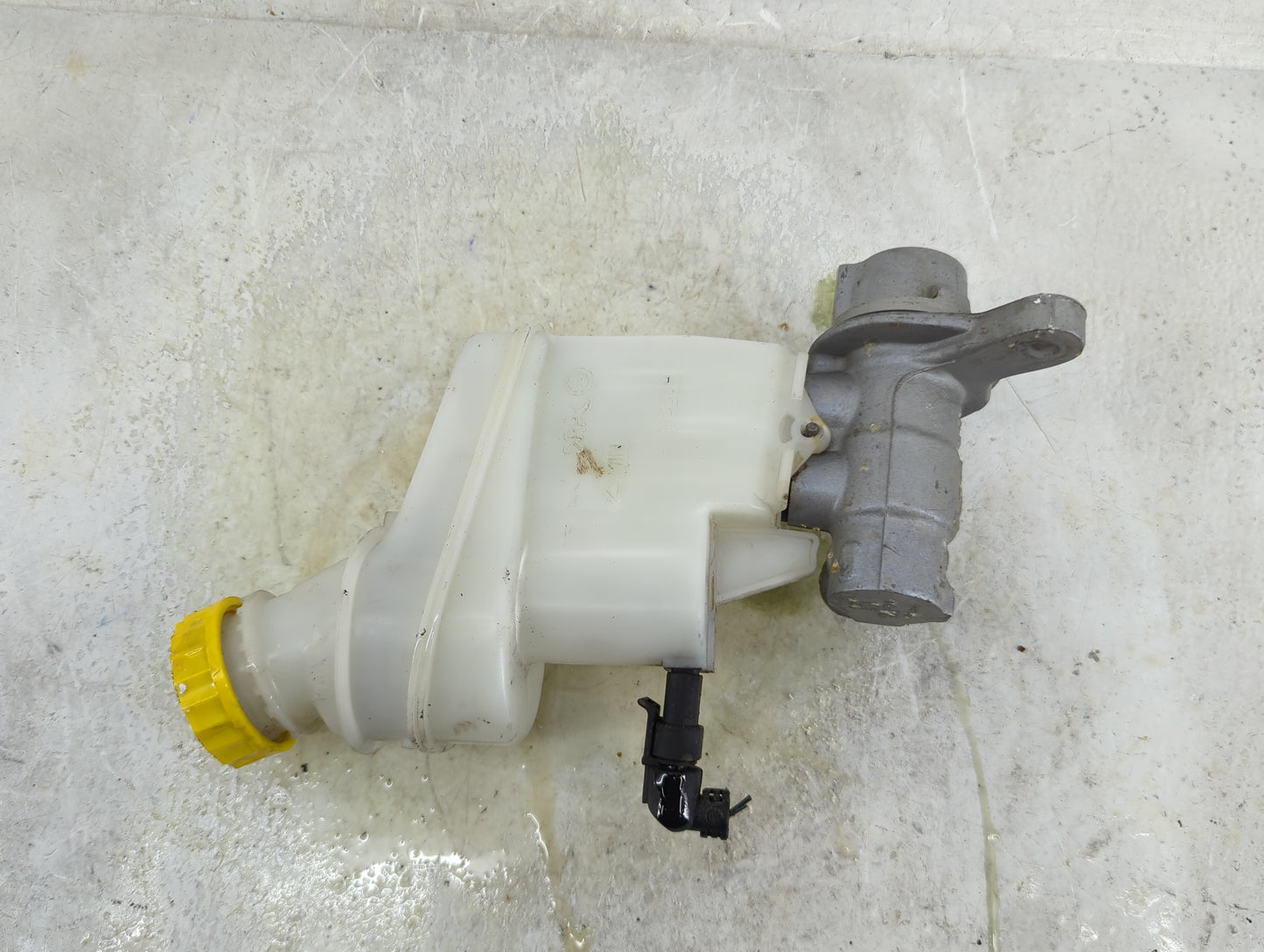 2015-2018 Jeep Renegade Brake Master Cylinder 1490694 - Oemusedautoparts1.com