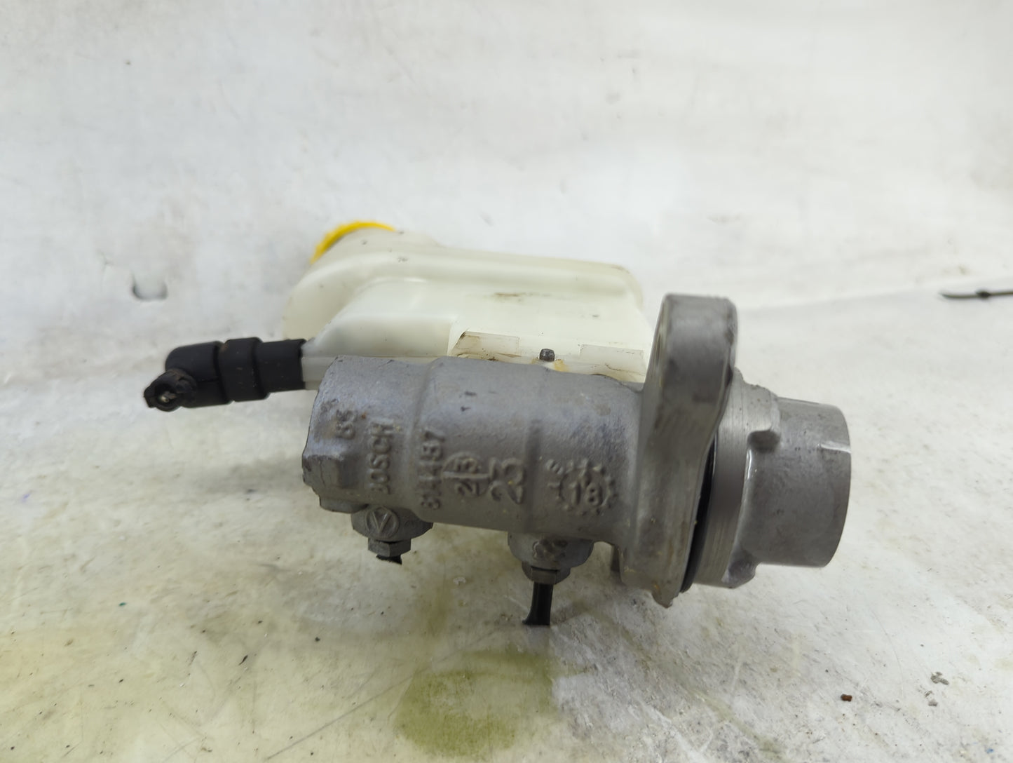 2015-2018 Jeep Renegade Brake Master Cylinder 1490694 - Oemusedautoparts1.com