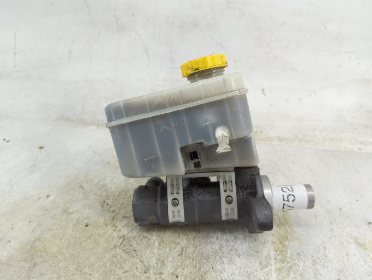2009-2018 Jeep Wrangler Brake Master Cylinder 1496752 - Oemusedautoparts1.com
