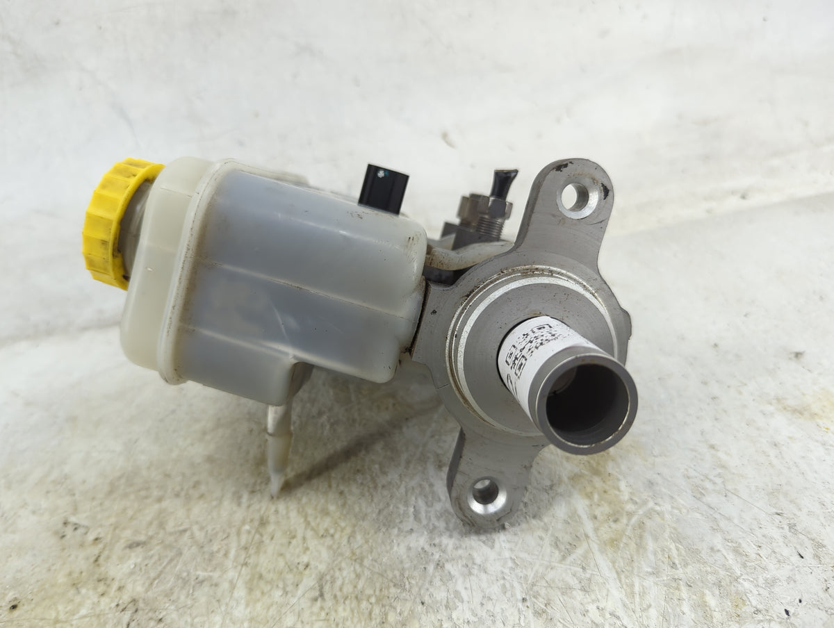 2009-2018 Jeep Wrangler Brake Master Cylinder 1496752 - Oemusedautoparts1.com
