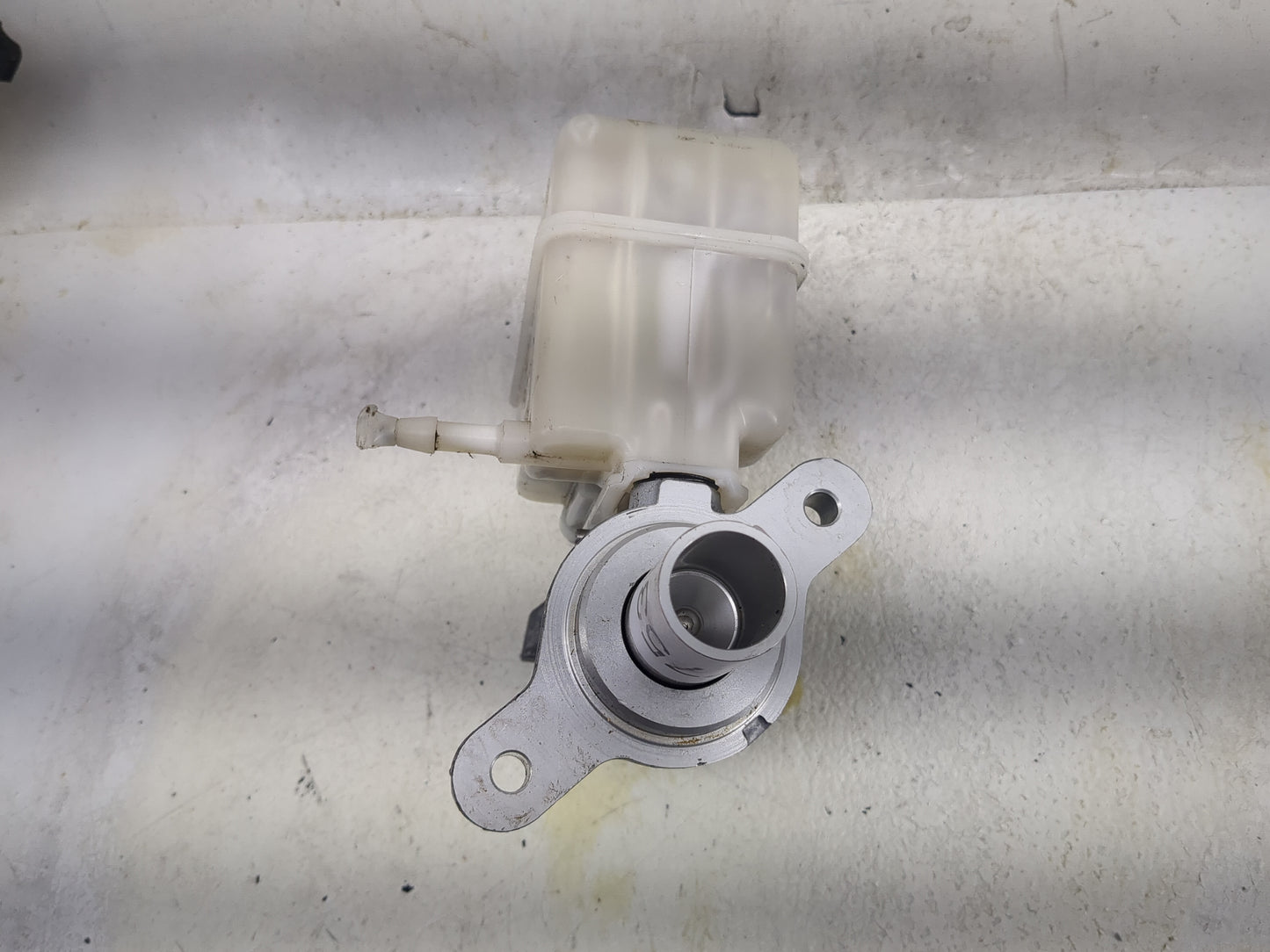 2018-2022 Jeep Wrangler Brake Master Cylinder 1497753 - Oemusedautoparts1.com