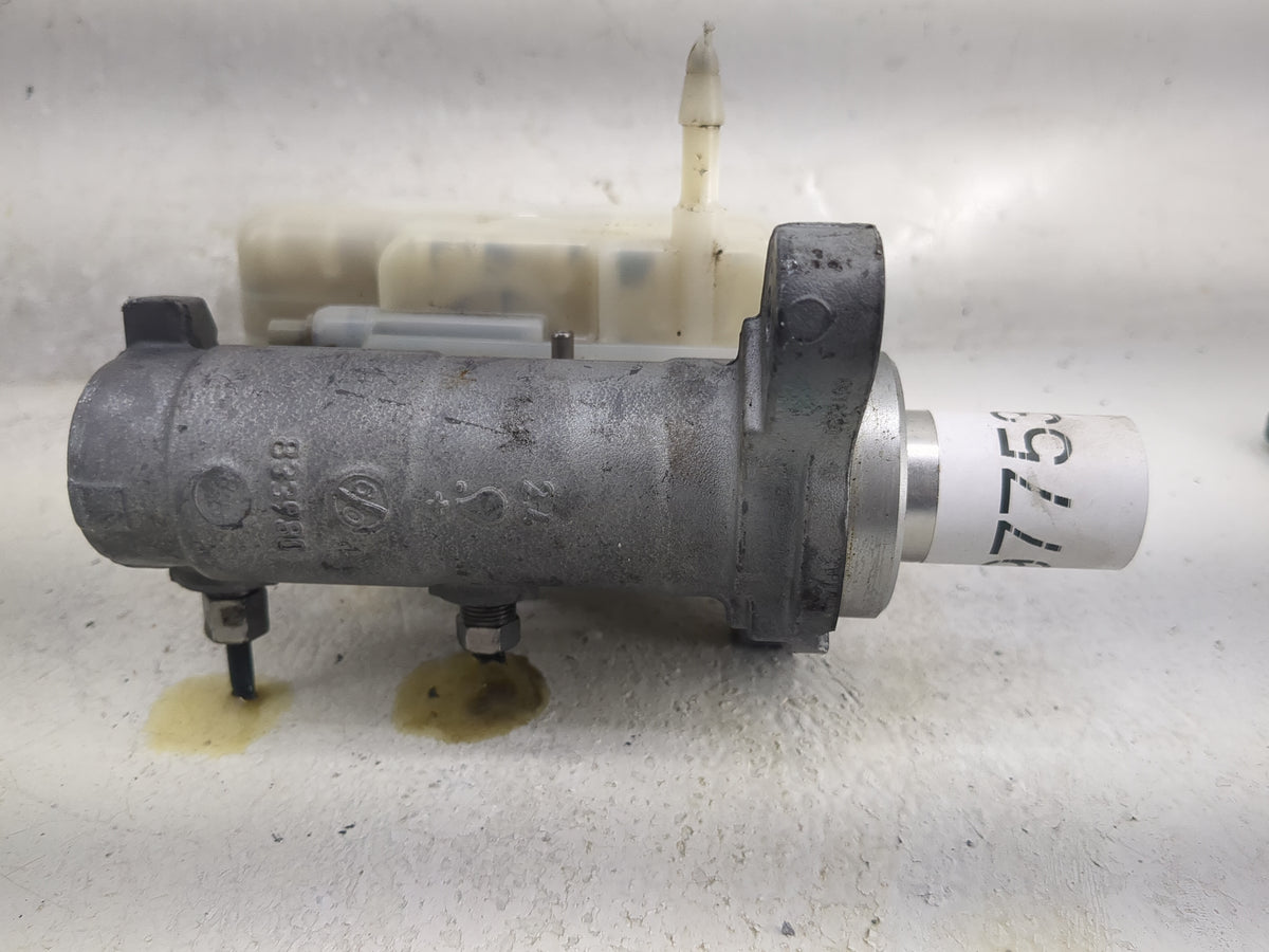 2018-2022 Jeep Wrangler Brake Master Cylinder 1497753 - Oemusedautoparts1.com