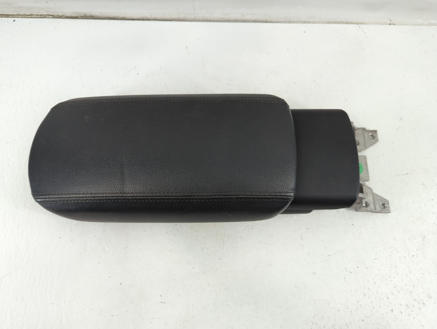 2014-2018 Kia Forte Center Console Armrest Cover Lid P/N:SM4091 KF G1 Fits Fits 2014 2015 2016 2017 2018 OEM Used Auto Parts