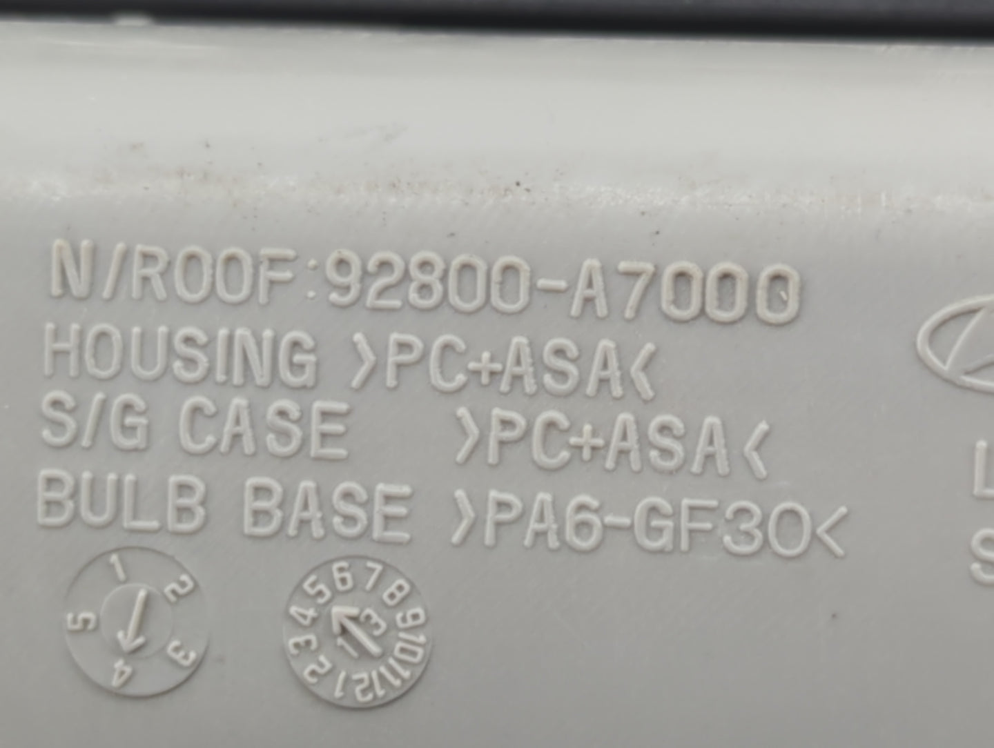 2014-2018 Kia Forte Overhead Roof Console 1321760 - Oemusedautoparts1.com