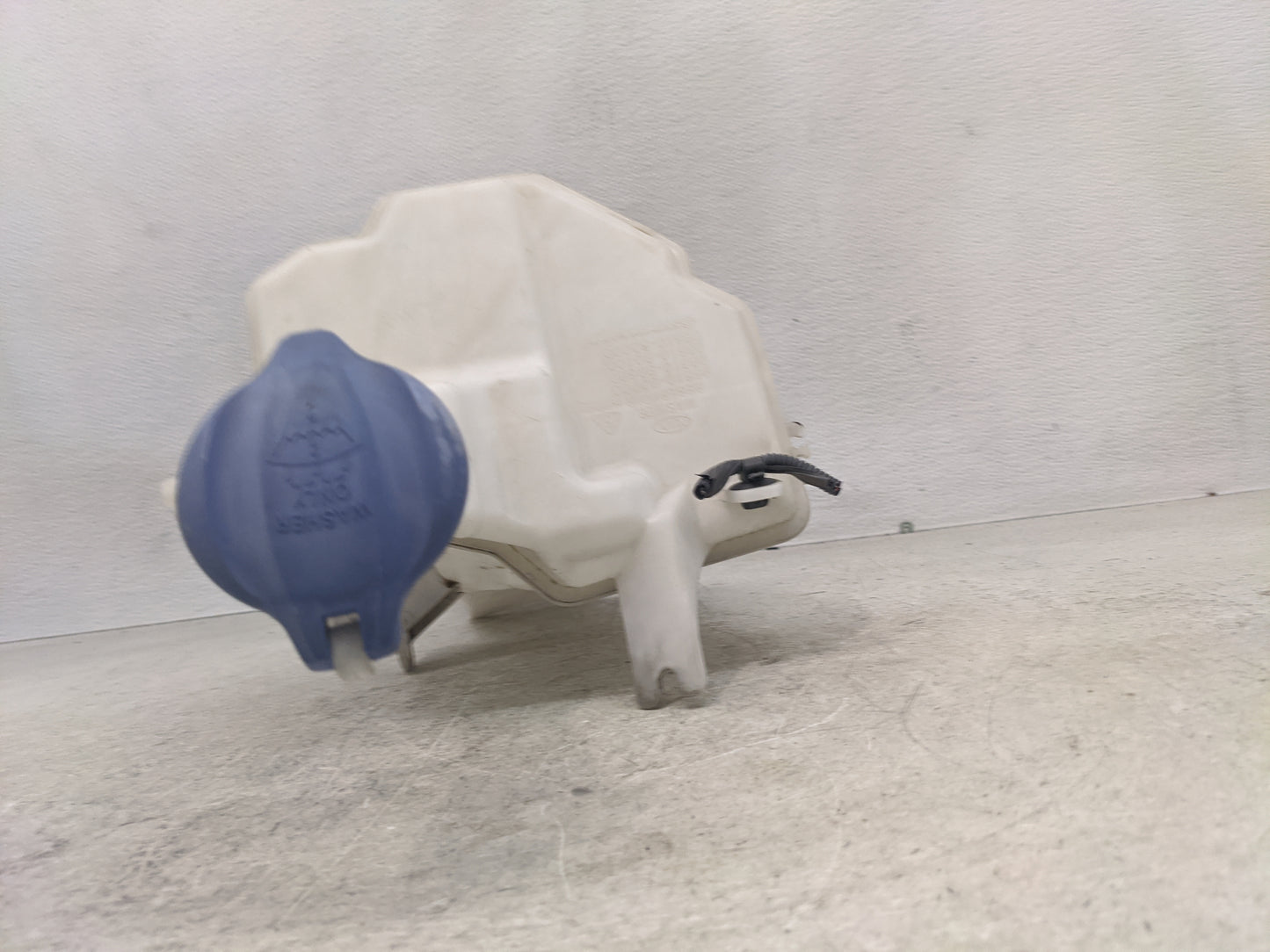 2017-2018 Kia Forte Windshield Washer Fluid Reservoir Bottle Oem - Oemusedautoparts1.com