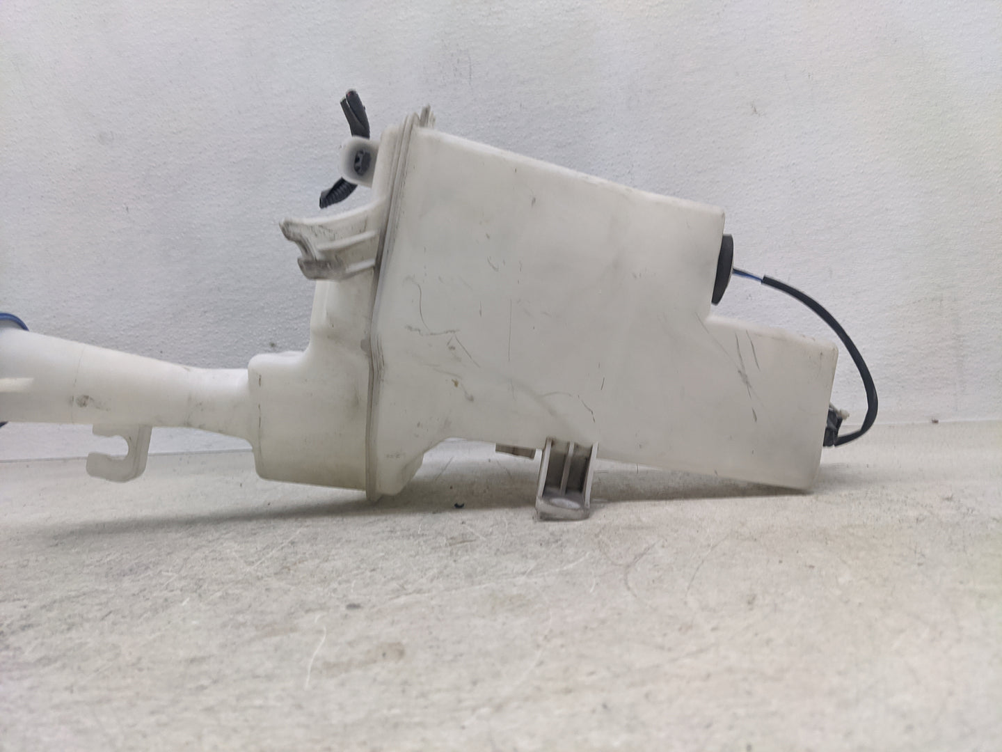 2017-2018 Kia Forte Windshield Washer Fluid Reservoir Bottle Oem - Oemusedautoparts1.com
