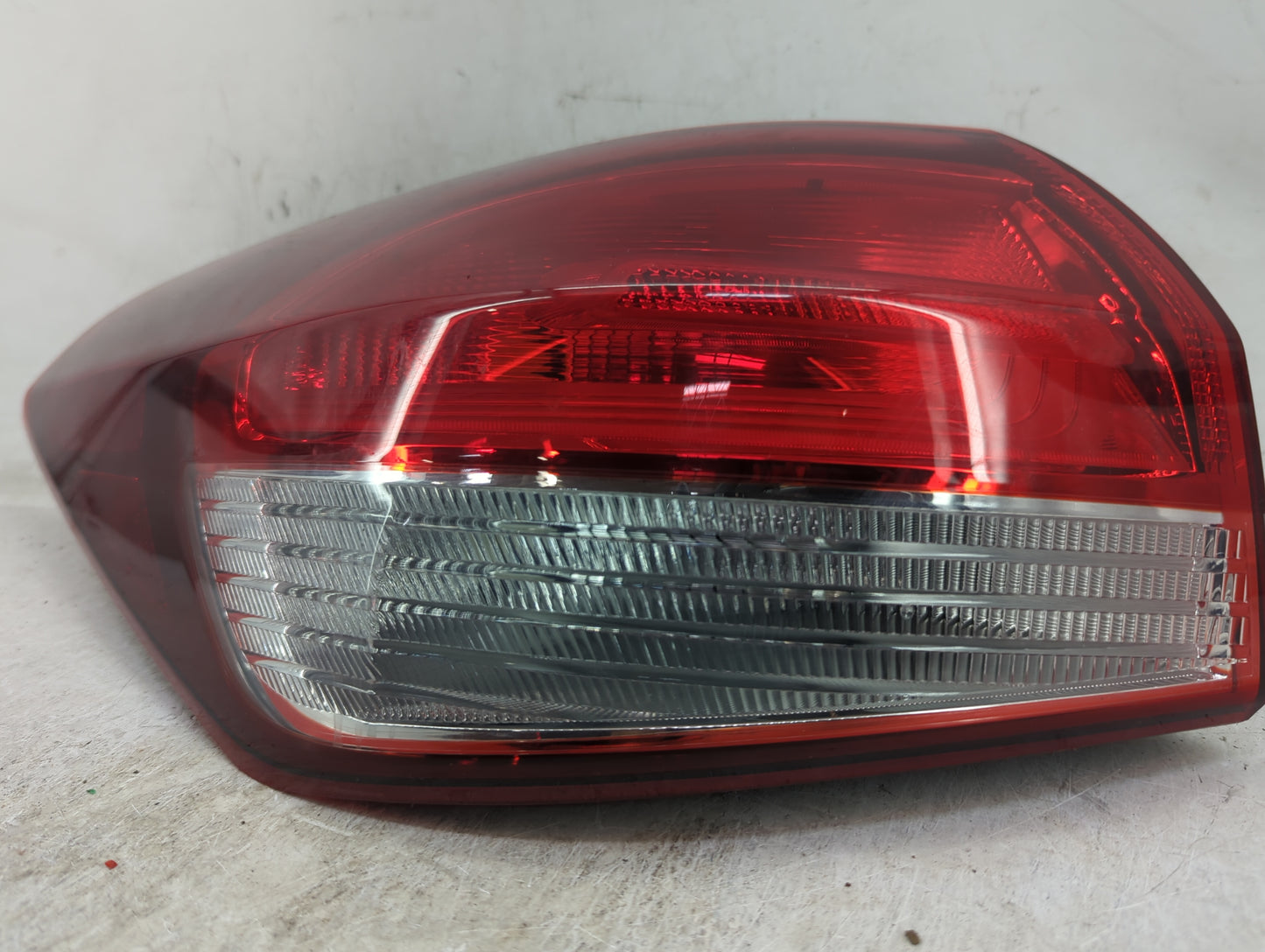 2017-2018 Kia Forte Rear Center Lid Brake Light Tail Light P/N:92401-B06 Fits Fits 2017 2018 OEM Used Auto Parts - Oemusedau