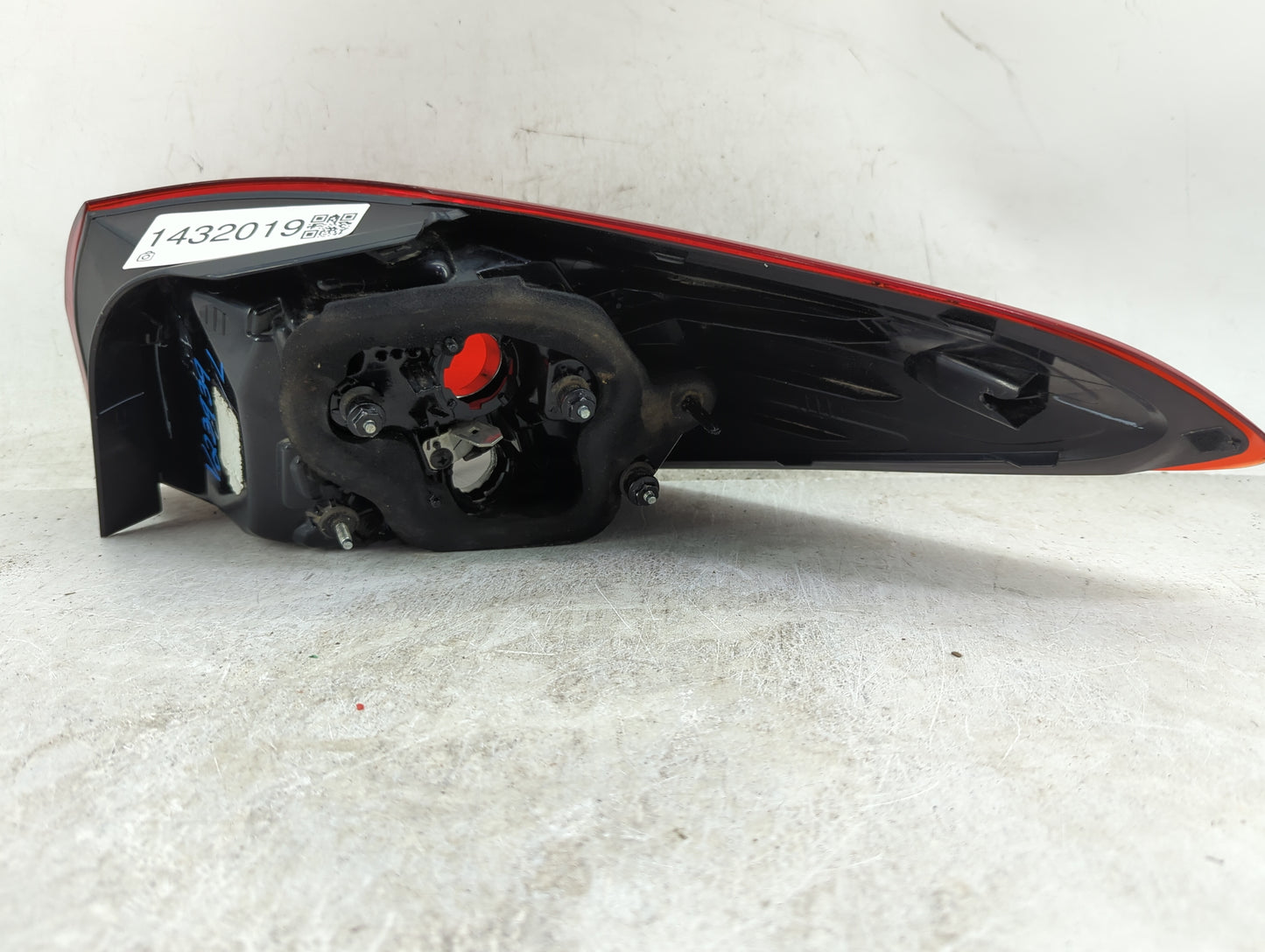 2017-2018 Kia Forte Rear Center Lid Brake Light Tail Light P/N:92401-B06 Fits Fits 2017 2018 OEM Used Auto Parts - Oemusedau