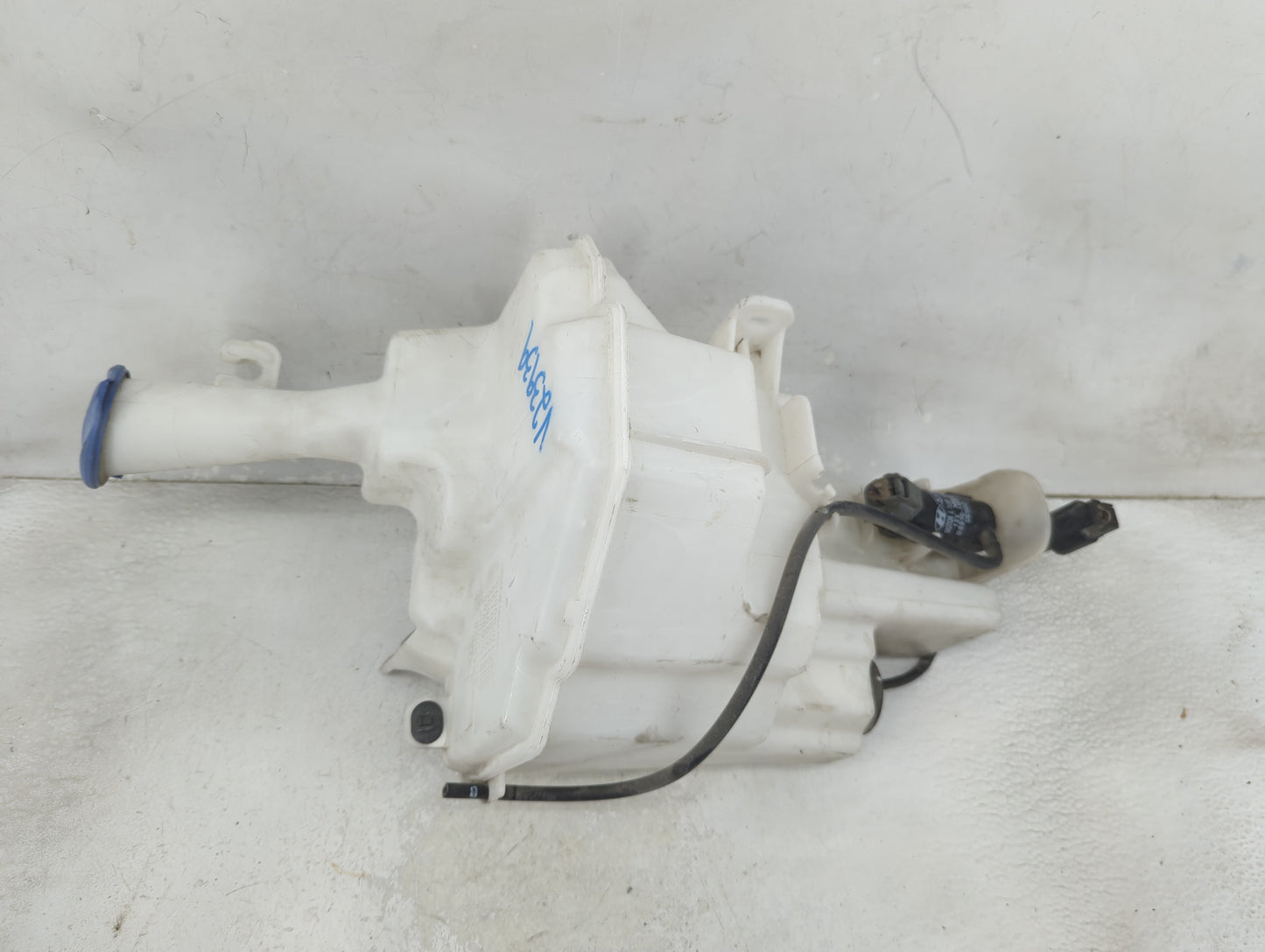2017-2018 Kia Forte Windshield Washer Fluid Reservoir Bottle Oem 1465708 - Oemusedautoparts1.com