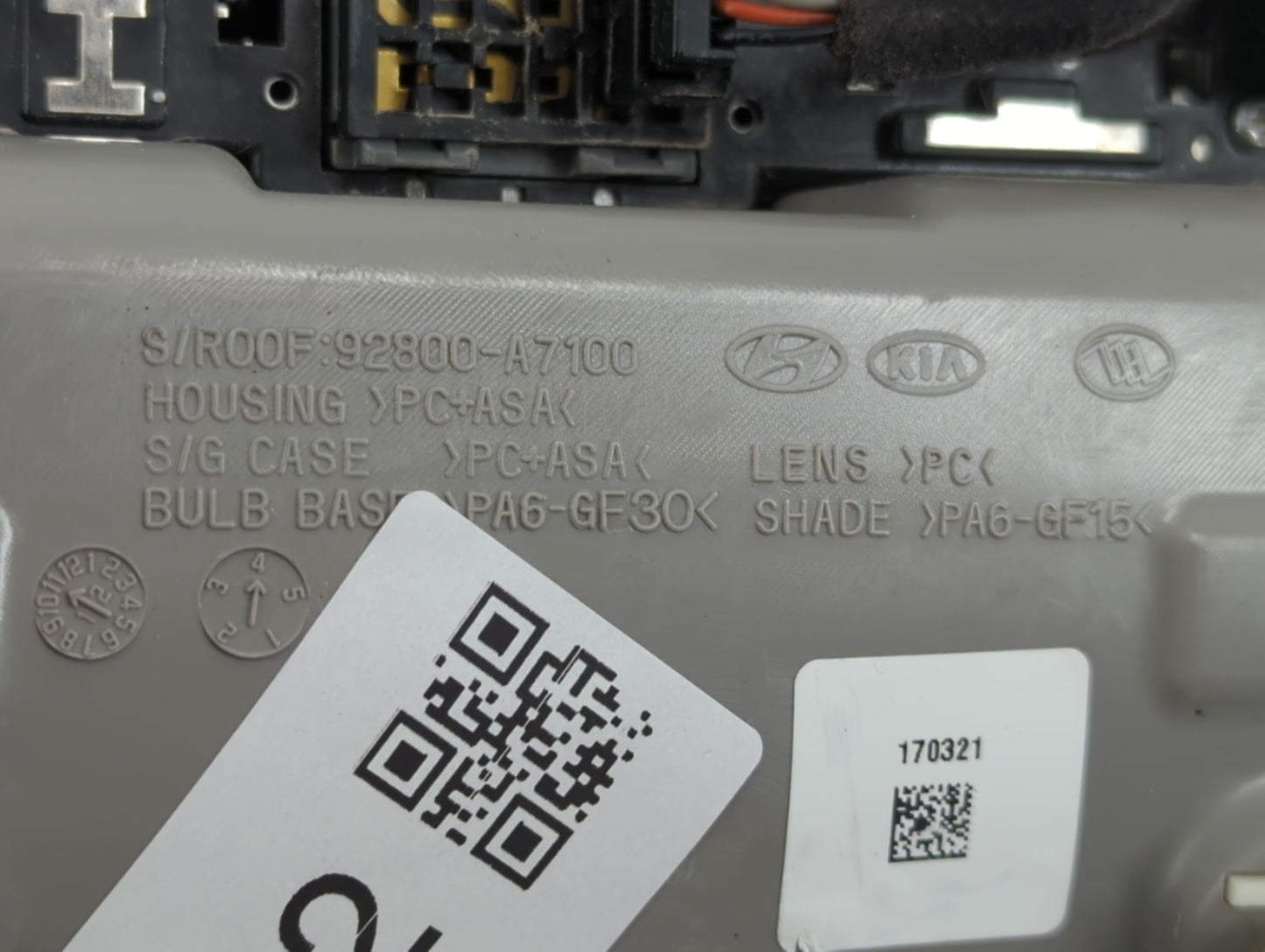 2014-2018 Kia Forte Overhead Roof Console 748102 - Oemusedautoparts1.com