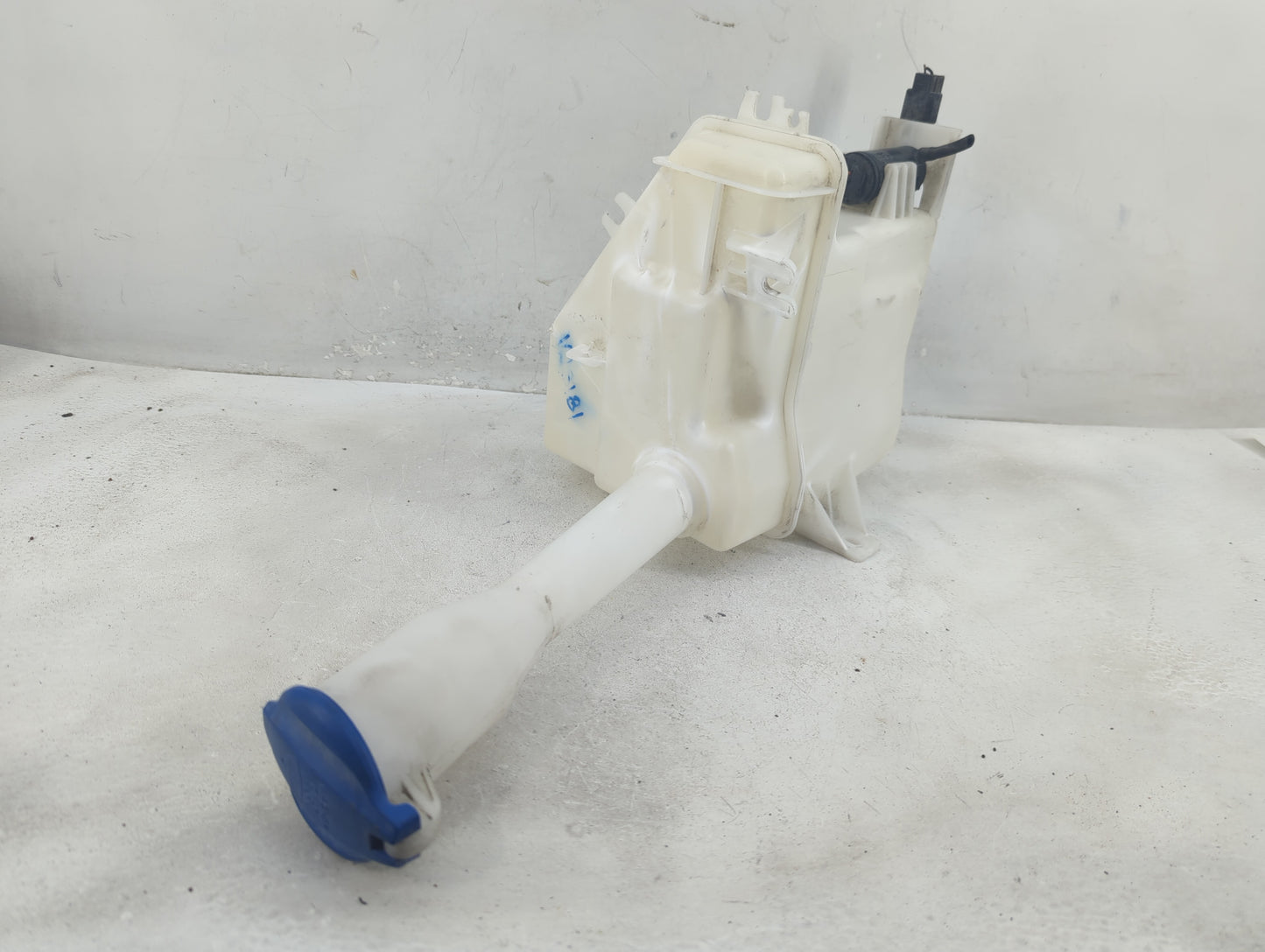 2016-2020 Kia Optima Windshield Washer Fluid Reservoir Bottle Oem 1410282 - Oemusedautoparts1.com