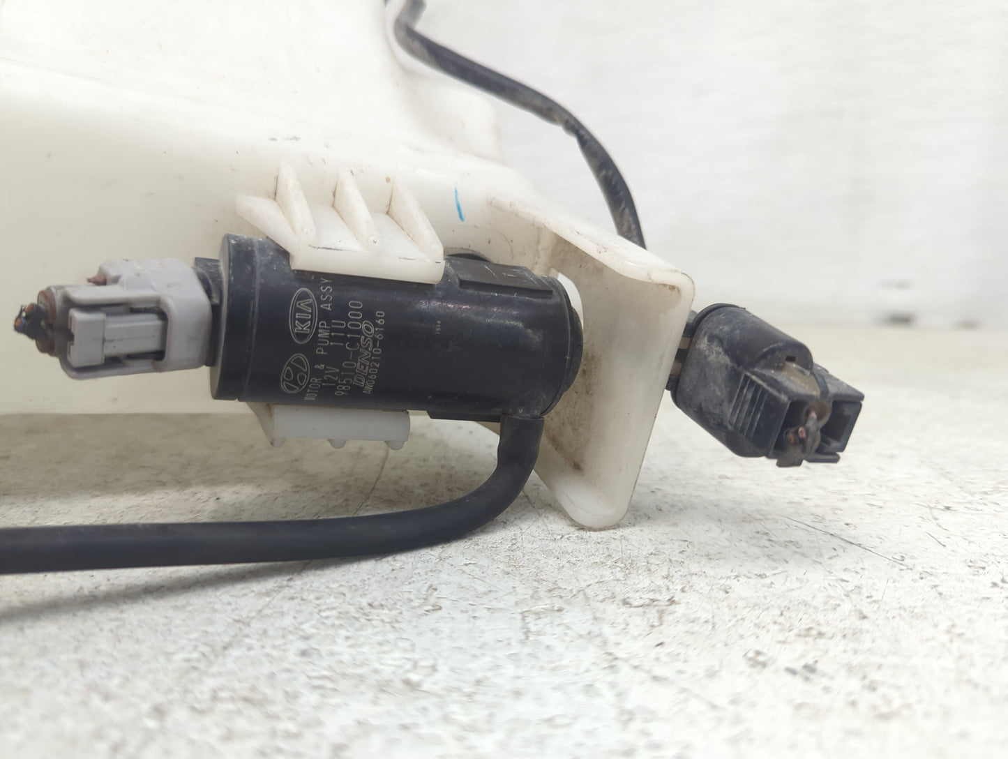 2016-2020 Kia Optima Windshield Washer Fluid Reservoir Bottle Oem 1478914 - Oemusedautoparts1.com