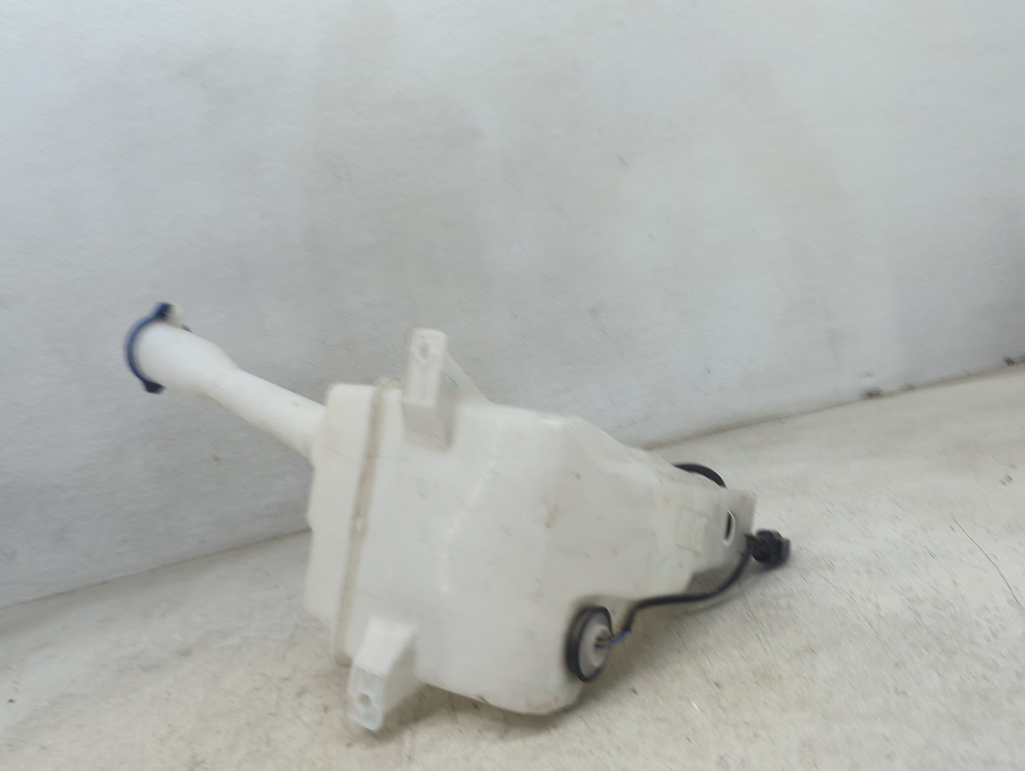 2016-2020 Kia Optima Windshield Washer Fluid Reservoir Bottle Oem 1478914 - Oemusedautoparts1.com