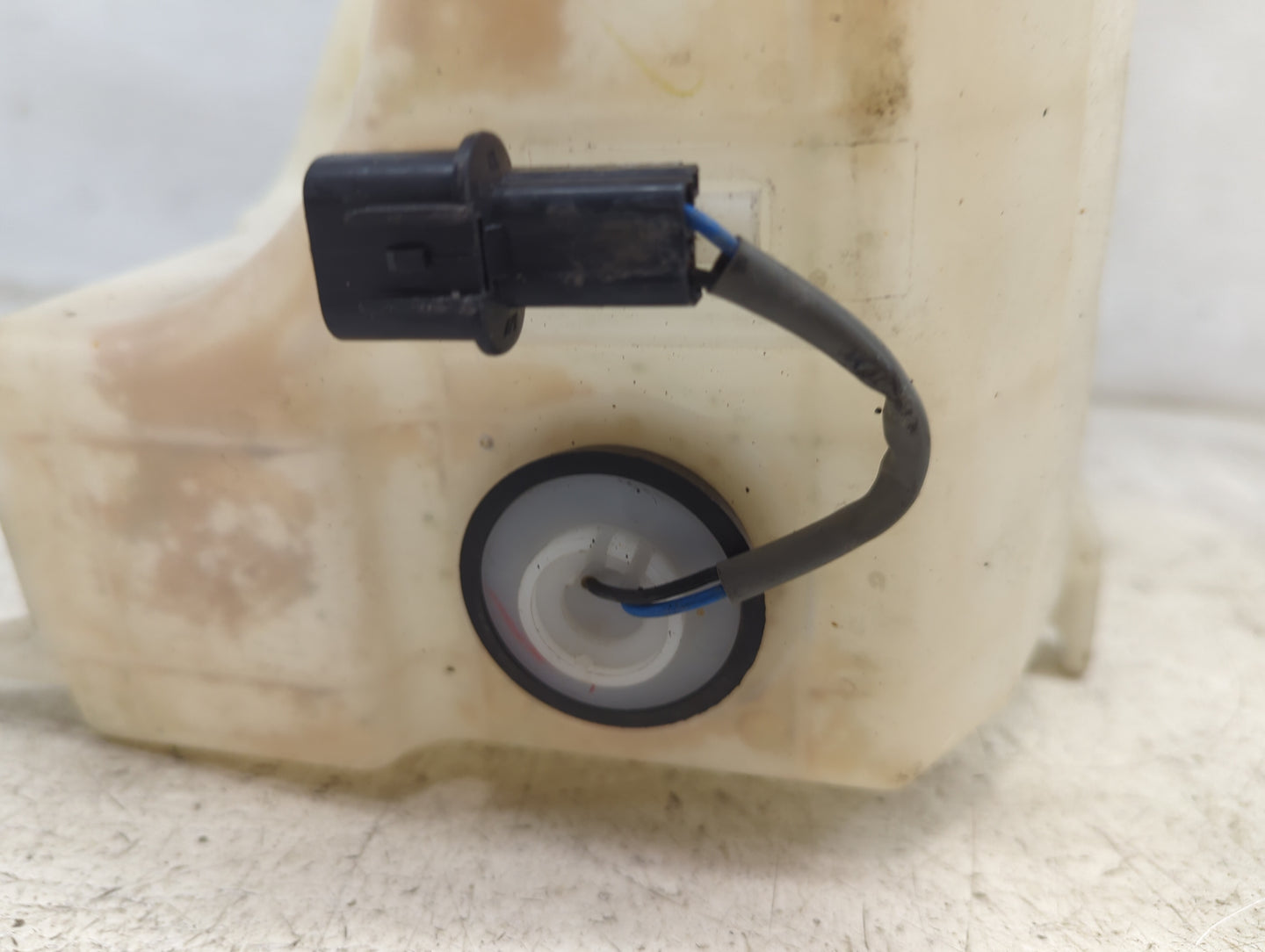 2016-2020 Kia Optima Windshield Washer Fluid Reservoir Bottle 1482215 - Oemusedautoparts1.com