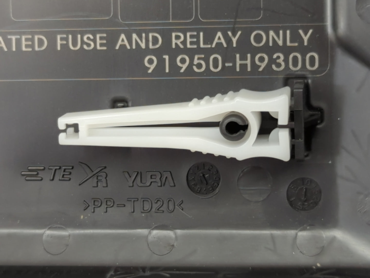 2018-2019 Kia Rio Fusebox Fuse Box Panel Relay Module P/N:91950-H9300 Fits Fits 2018 2019 OEM Used Auto Parts - Oemusedautop