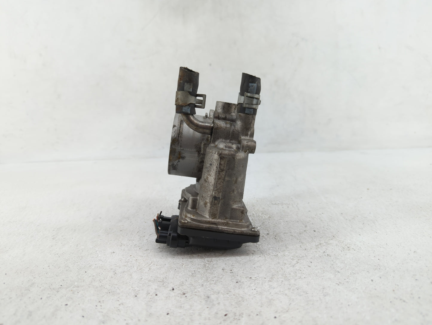 2012-2019 Kia Rio Throttle Body P/N:35100-2B300 Fits Fits 2012 2013 2014 2015 2016 2017 2018 2019 OEM Used Auto Parts - Oemu