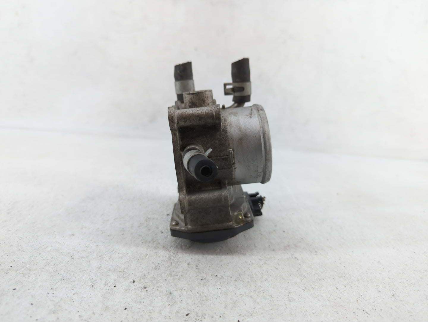 2012-2019 Kia Rio Throttle Body P/N:35100-2B300 Fits Fits 2012 2013 2014 2015 2016 2017 2018 2019 OEM Used Auto Parts - Oemu
