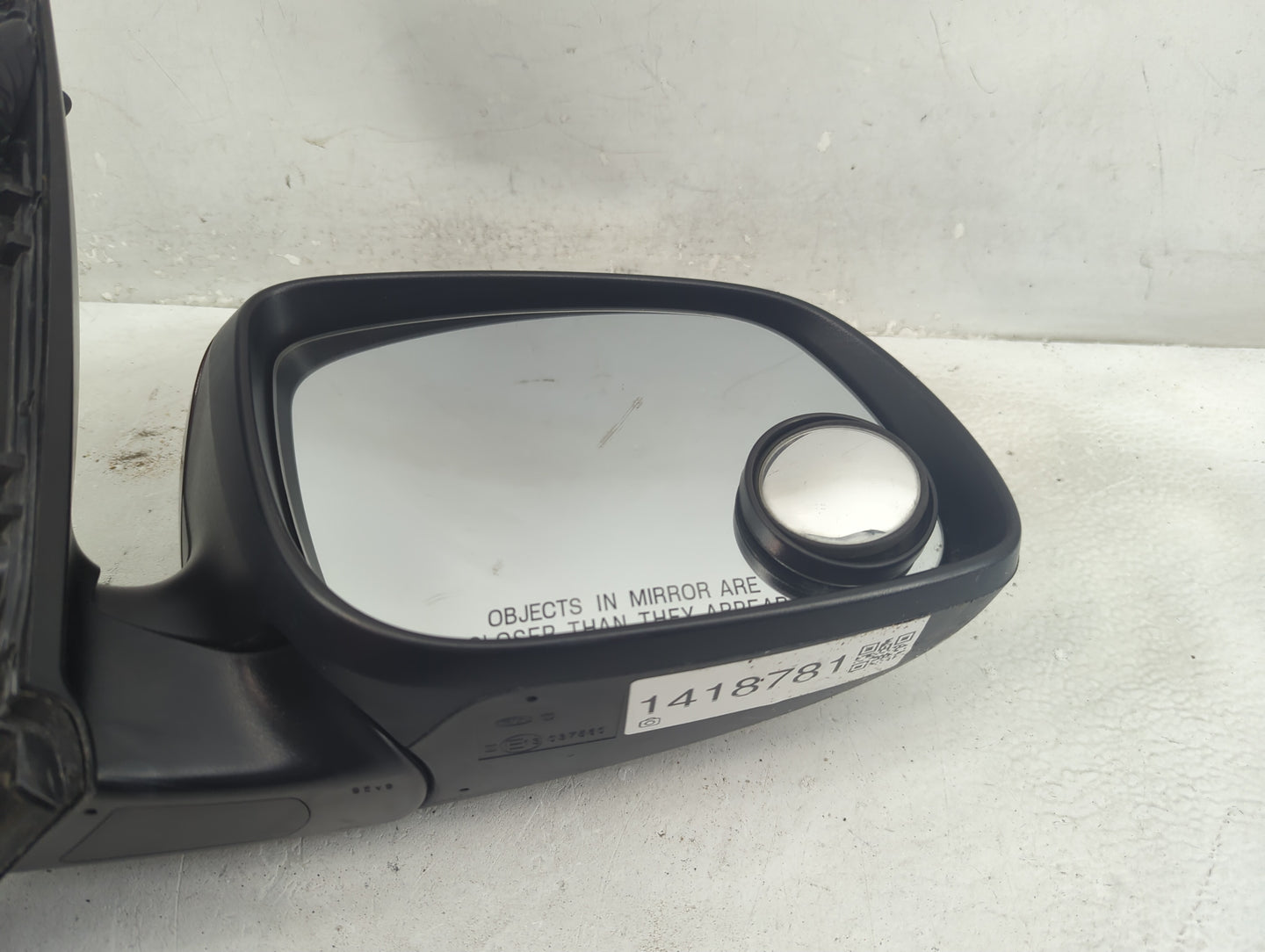2015-2018 Kia Sedona Passenger Side View Mirror - Right Door Mirror OEM Used - Oemusedautoparts1.com