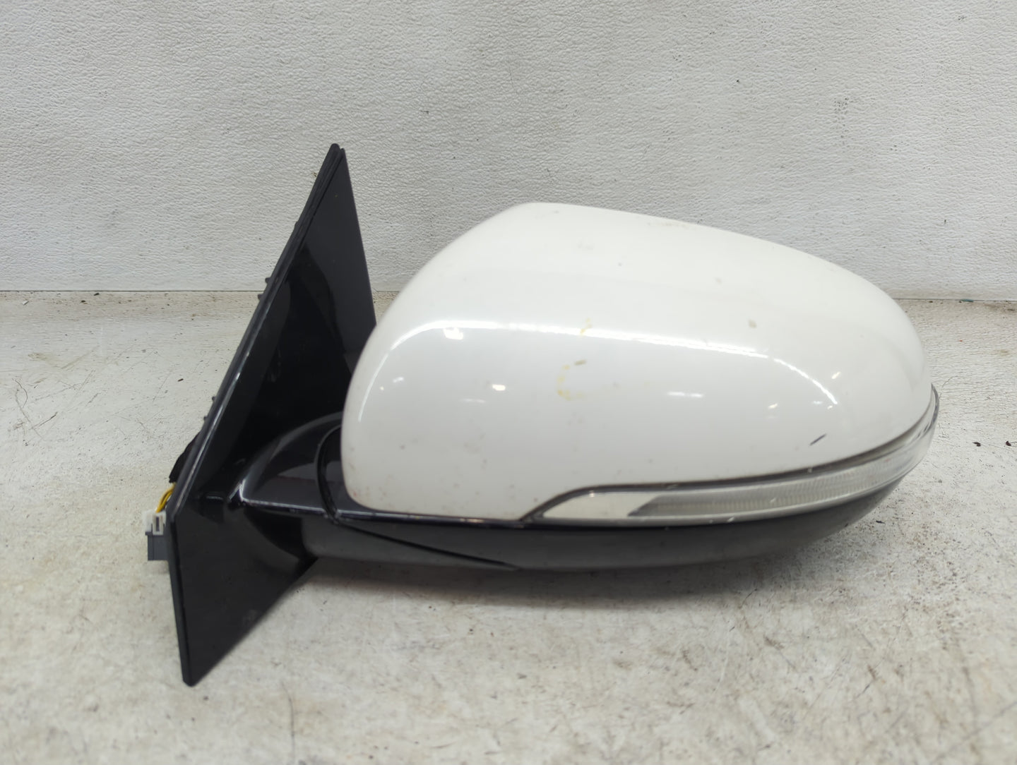 2016-2020 Kia Sorento Driver Side View Mirror - Left Door Mirror OEM Used - Oemusedautoparts1.com