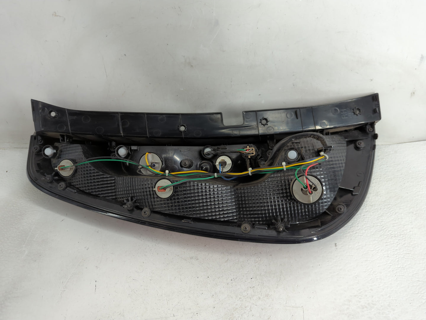 2014-2019 Kia Soul Tail Light Assembly Passenger Right OEM P/N:92402-B2030 Fits Fits 2014 2015 2016 2017 2018 2019 OEM Used 