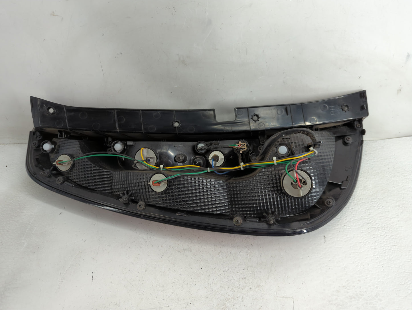 2014-2019 Kia Soul Tail Light Assembly Passenger Right OEM P/N:92402-B2030 Fits Fits 2014 2015 2016 2017 2018 2019 OEM Used 