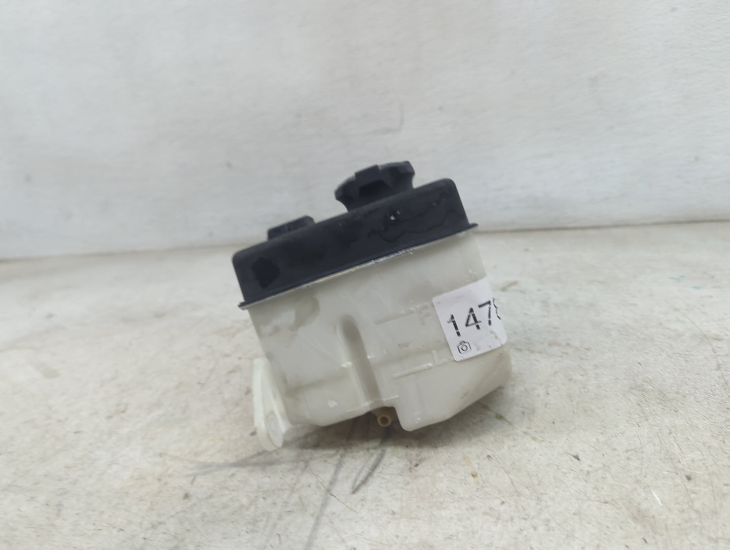 2018 Kia Soul Windshield Washer Fluid Reservoir Bottle Oem - Oemusedautoparts1.com