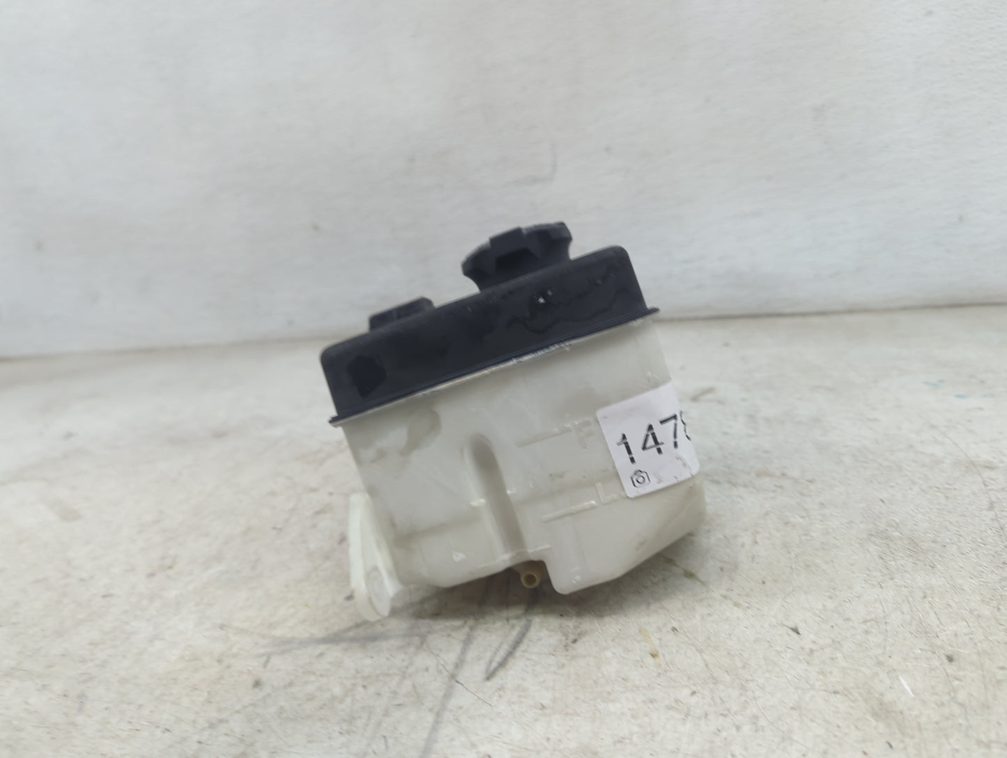 2018 Kia Soul Windshield Washer Fluid Reservoir Bottle Oem - Oemusedautoparts1.com