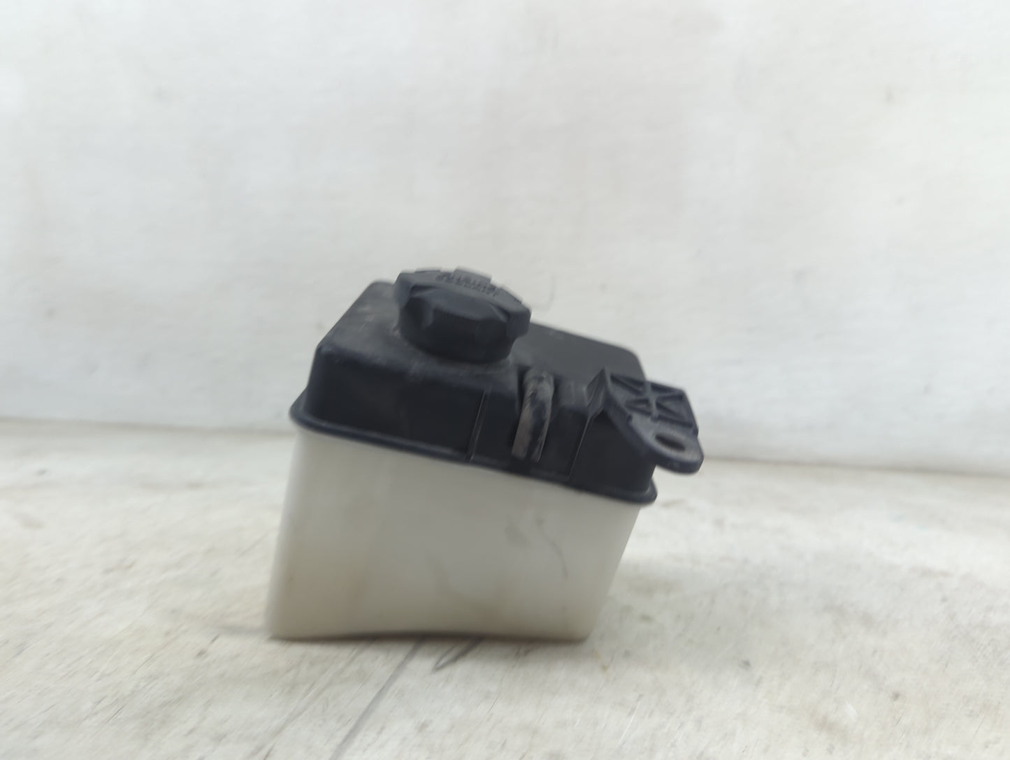 2018 Kia Soul Windshield Washer Fluid Reservoir Bottle Oem - Oemusedautoparts1.com