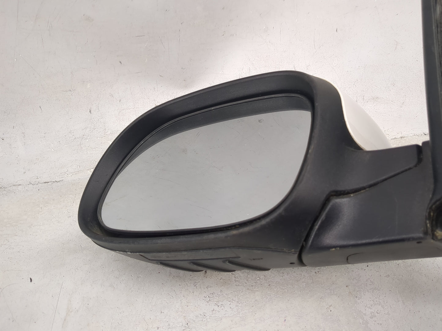 2014-2019 Kia Soul Driver Side View Mirror - Left Door Mirror OEM Used - Oemusedautoparts1.com