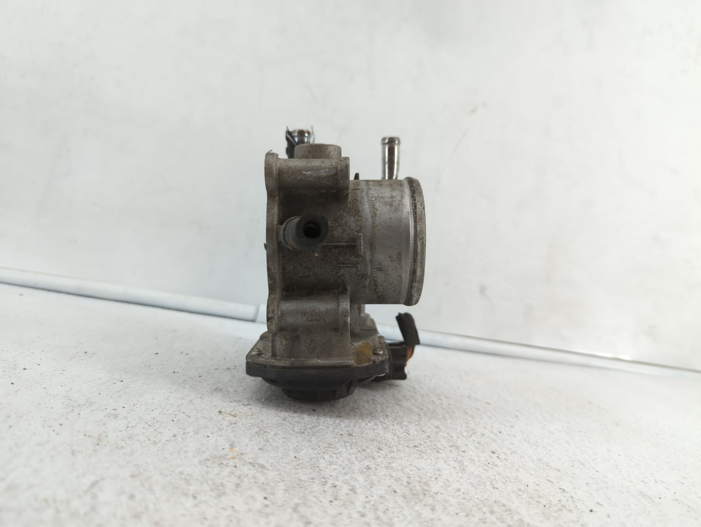 2012-2019 Kia Soul Throttle Body P/N:35100-2B300 Fits Fits 2012 2013 2014 2015 2016 2017 2018 2019 OEM Used Auto Parts - Oem