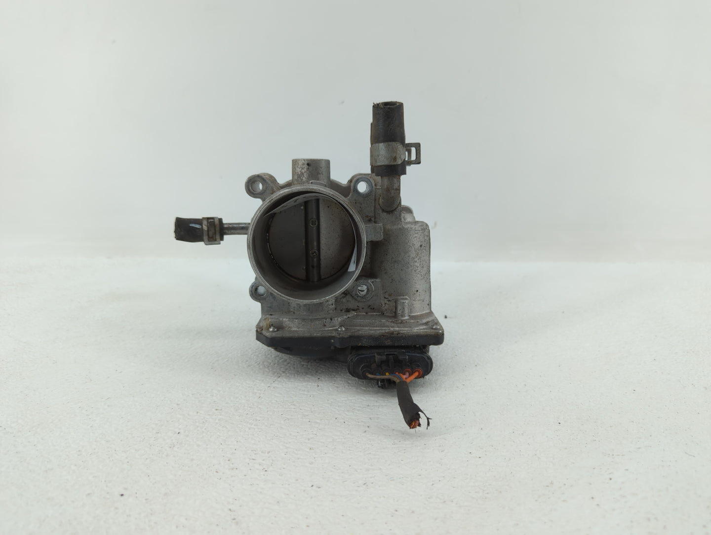 2012-2019 Kia Soul Throttle Body P/N:35100-2B300 Fits Fits 2012 2013 2014 2015 2016 2017 2018 2019 OEM Used Auto Parts - Oem