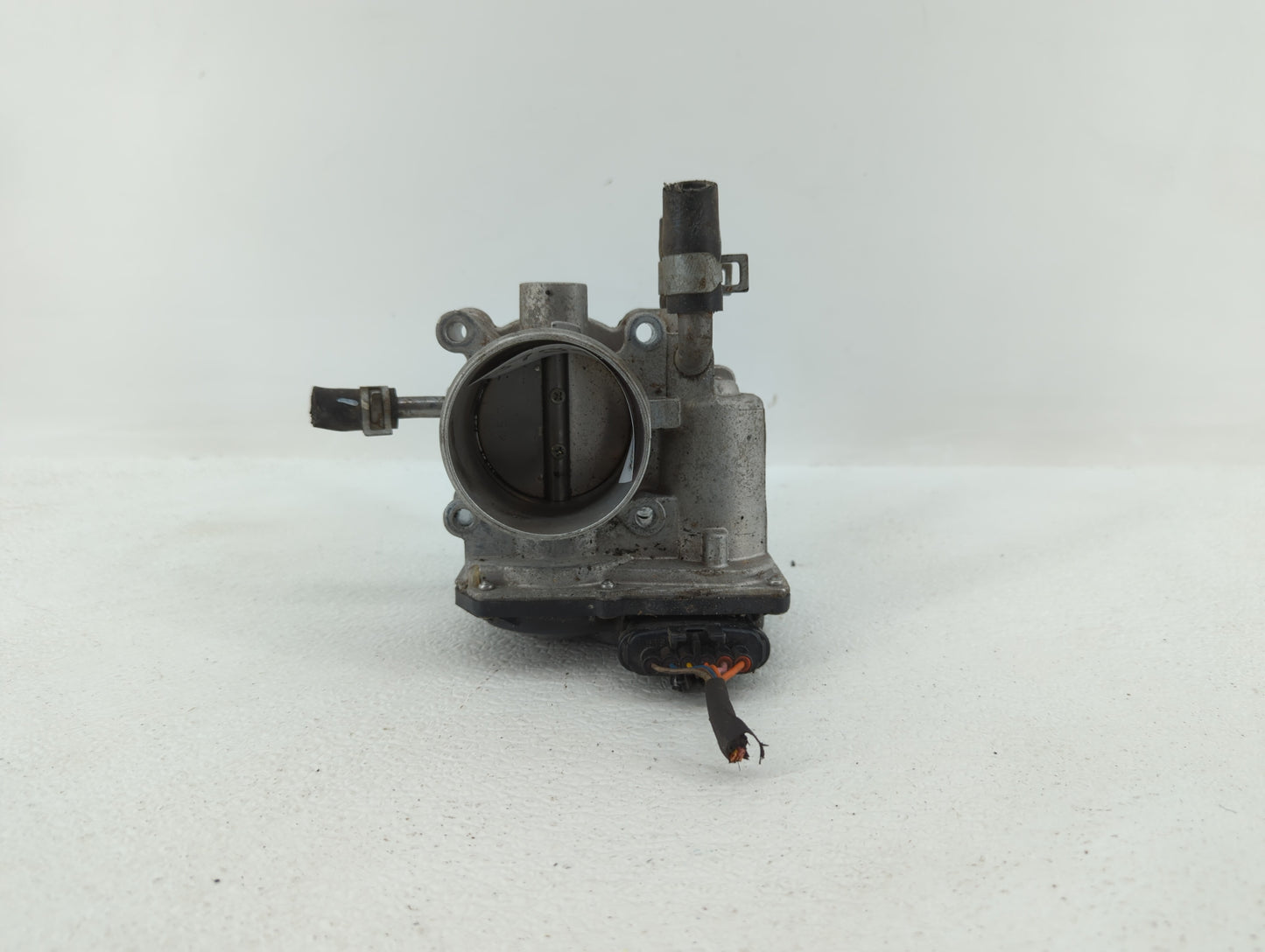 2012-2019 Kia Soul Throttle Body P/N:35100-2B300 Fits Fits 2012 2013 2014 2015 2016 2017 2018 2019 OEM Used Auto Parts - Oem