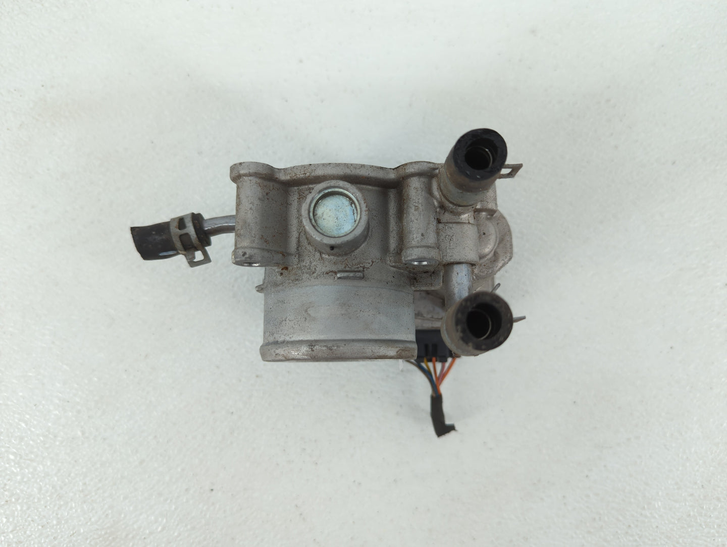 2012-2019 Kia Soul Throttle Body P/N:35100-2B300 Fits Fits 2012 2013 2014 2015 2016 2017 2018 2019 OEM Used Auto Parts - Oem