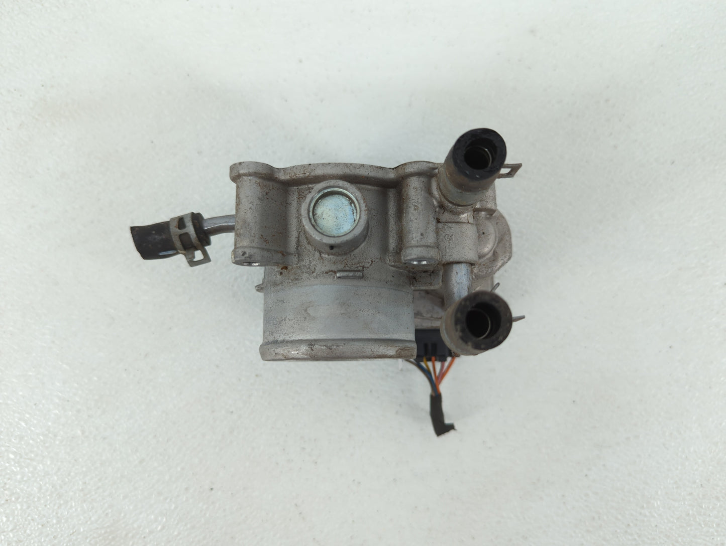 2012-2019 Kia Soul Throttle Body P/N:35100-2B300 Fits Fits 2012 2013 2014 2015 2016 2017 2018 2019 OEM Used Auto Parts - Oem