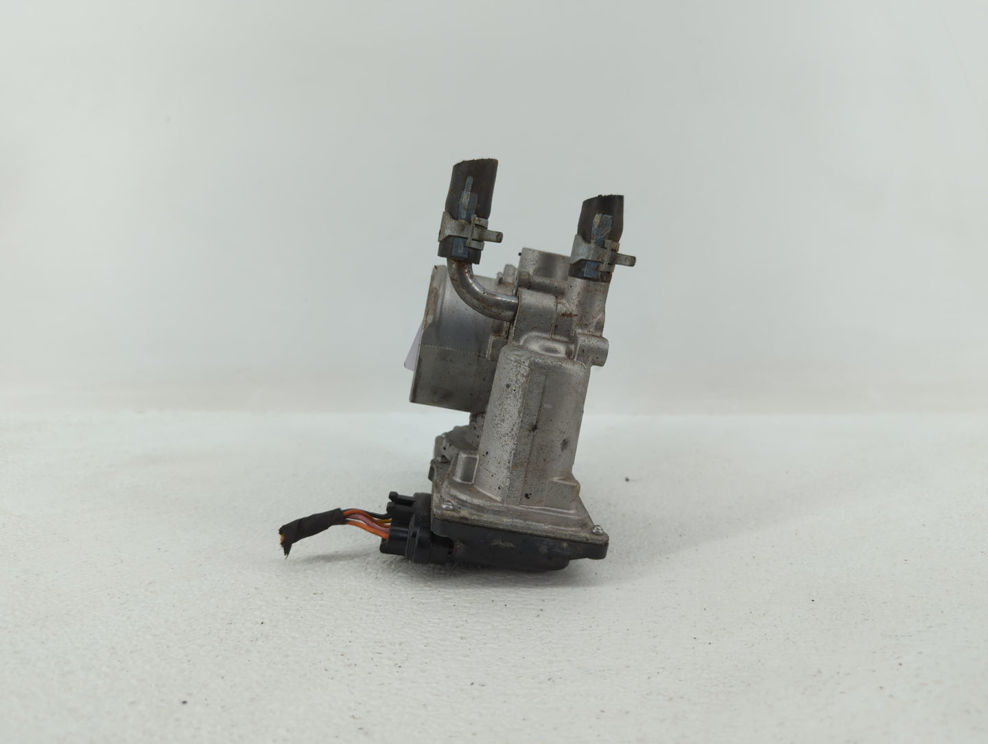 2012-2019 Kia Soul Throttle Body P/N:35100-2B300 Fits Fits 2012 2013 2014 2015 2016 2017 2018 2019 OEM Used Auto Parts - Oem