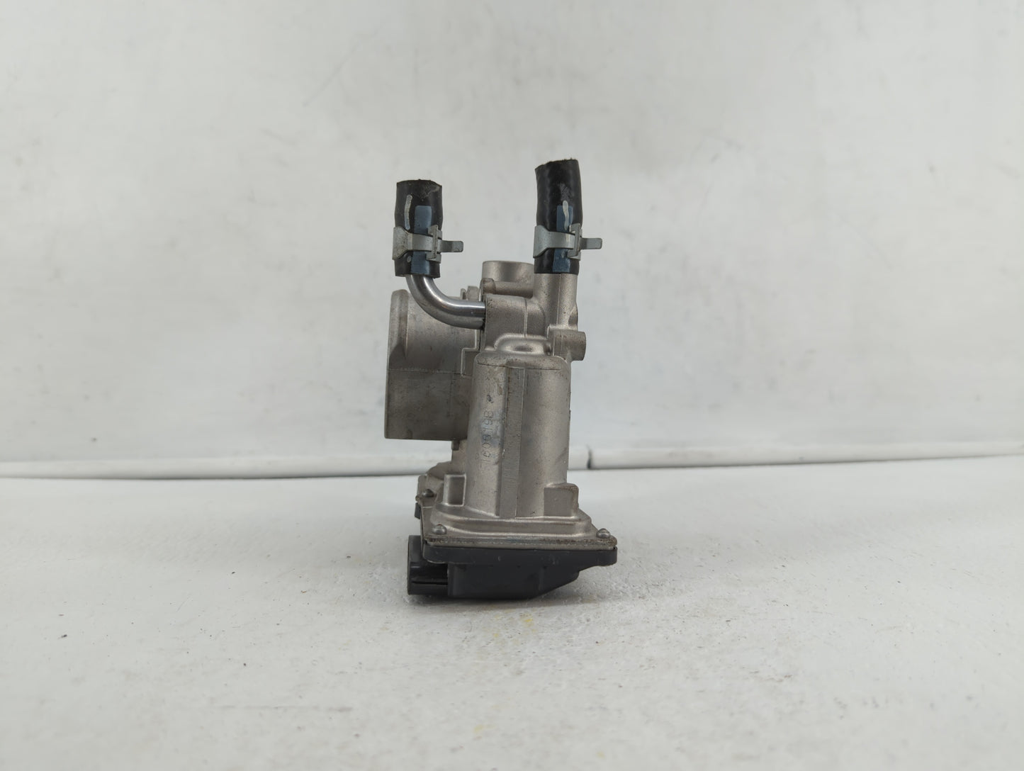 2012-2019 Kia Soul Throttle Body P/N:35100-2B300 Fits Fits 2012 2013 2014 2015 2016 2017 2018 2019 OEM Used Auto Parts - Oem