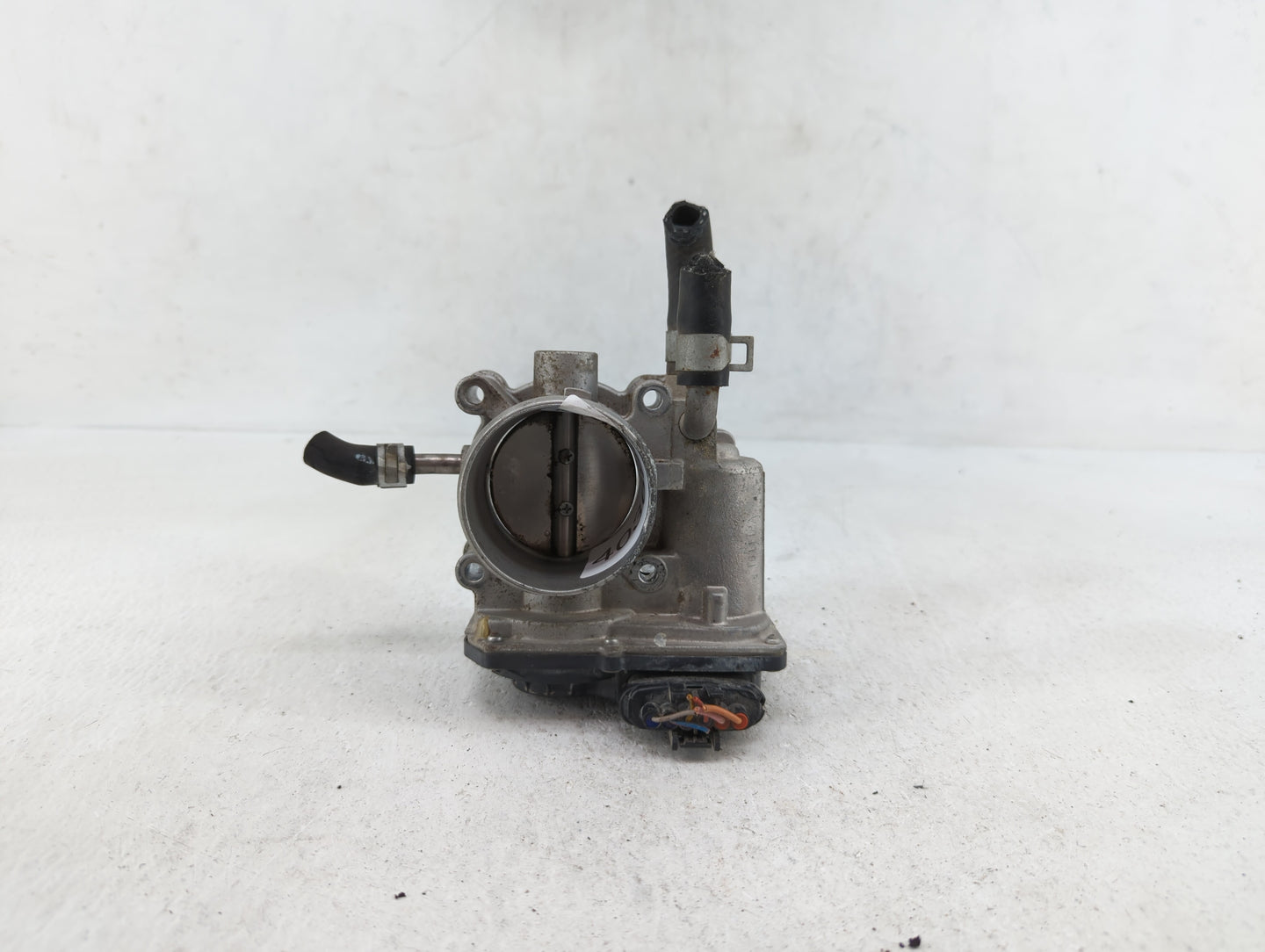 2012-2019 Kia Soul Throttle Body P/N:35100-2B300 Fits Fits 2012 2013 2014 2015 2016 2017 2018 2019 OEM Used Auto Parts - Oem
