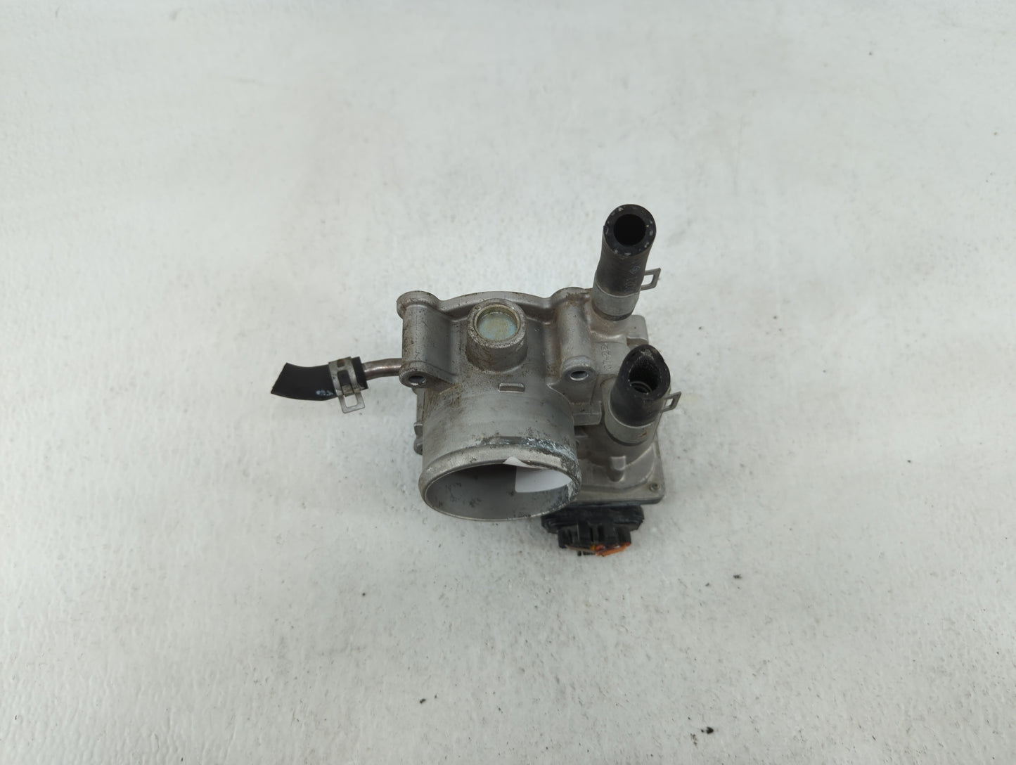 2012-2019 Kia Soul Throttle Body P/N:35100-2B300 Fits Fits 2012 2013 2014 2015 2016 2017 2018 2019 OEM Used Auto Parts - Oem