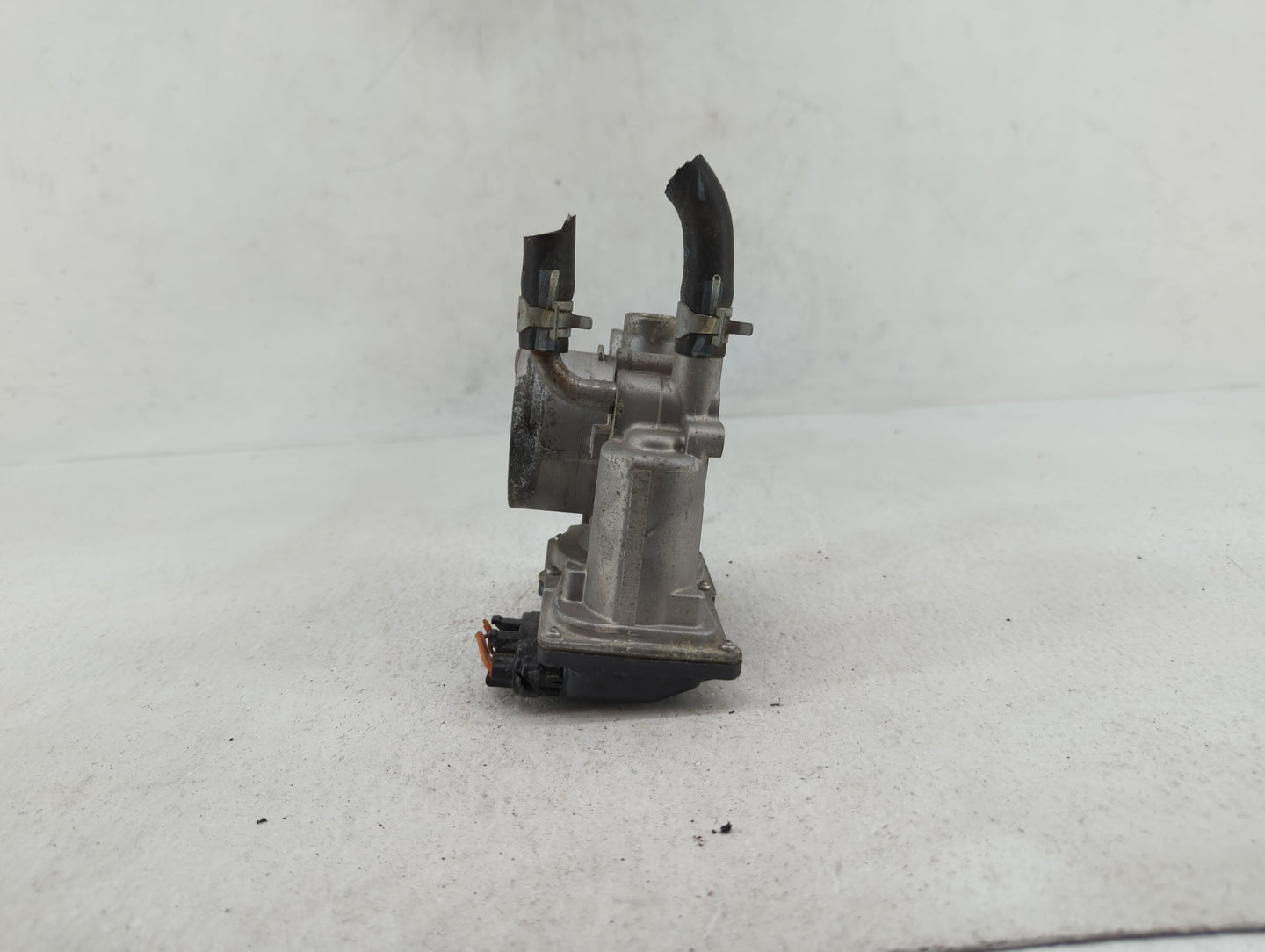 2012-2019 Kia Soul Throttle Body P/N:35100-2B300 Fits Fits 2012 2013 2014 2015 2016 2017 2018 2019 OEM Used Auto Parts - Oem