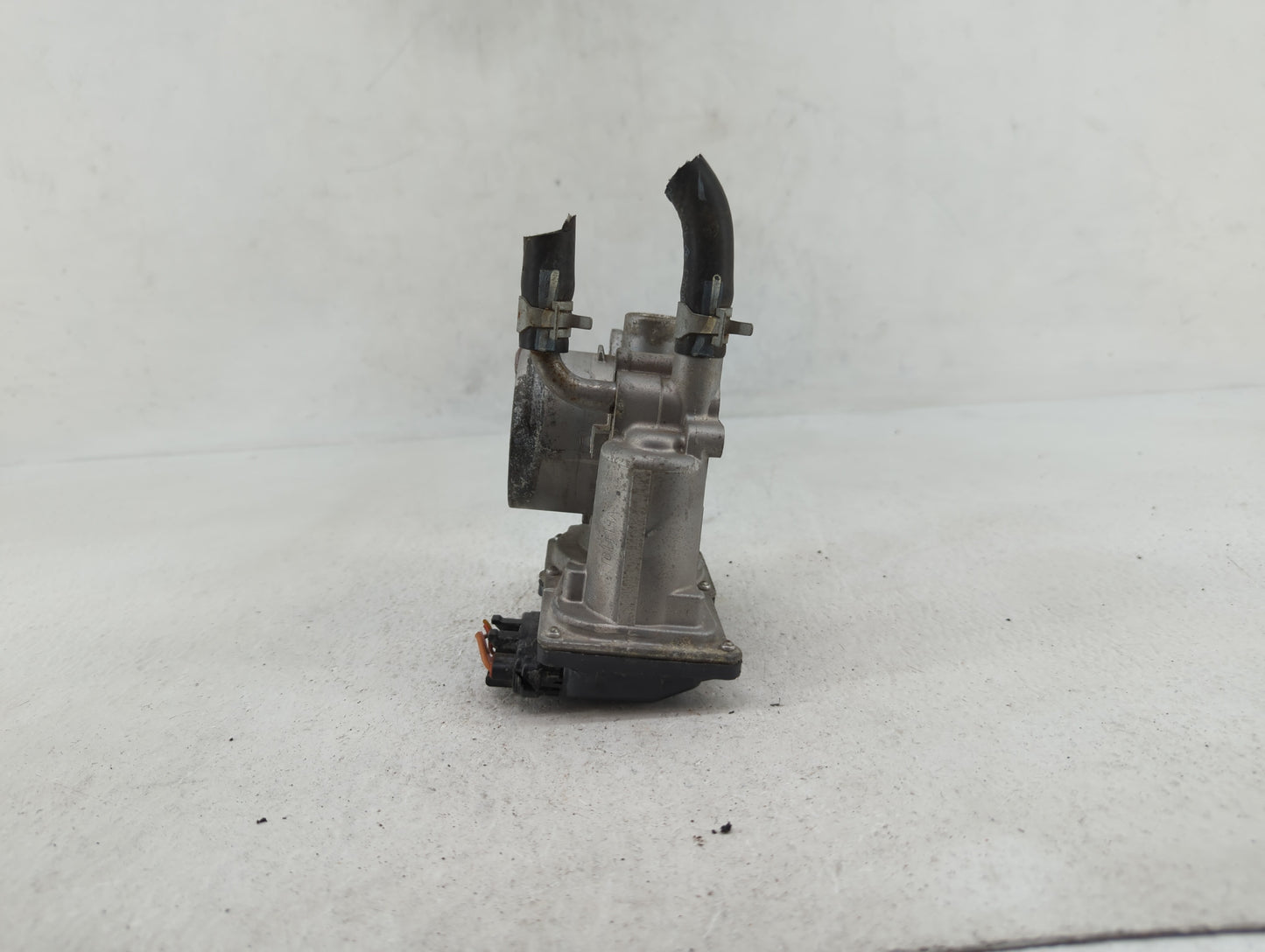 2012-2019 Kia Soul Throttle Body P/N:35100-2B300 Fits Fits 2012 2013 2014 2015 2016 2017 2018 2019 OEM Used Auto Parts - Oem