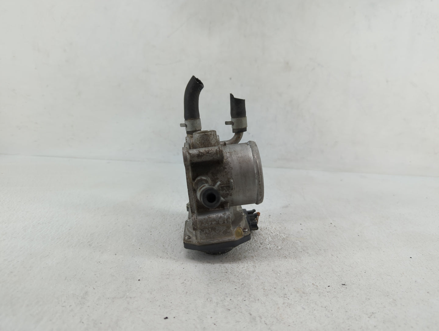 2012-2019 Kia Soul Throttle Body P/N:35100-2B300 Fits Fits 2012 2013 2014 2015 2016 2017 2018 2019 OEM Used Auto Parts - Oem
