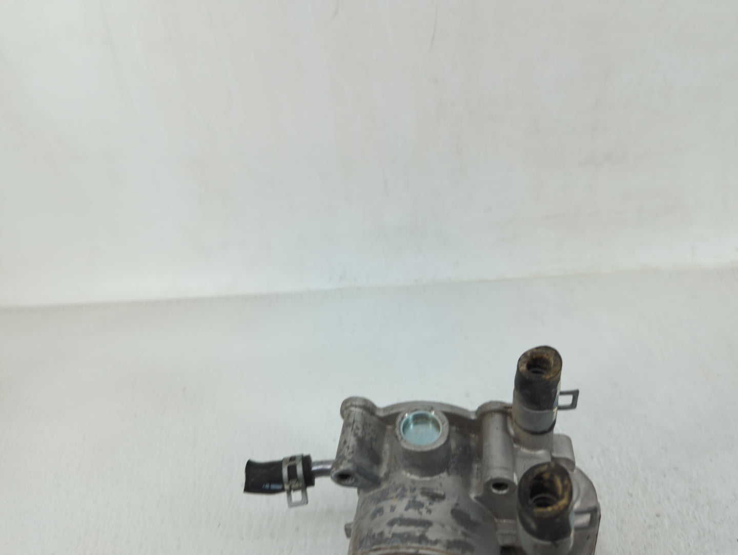 2012-2019 Kia Soul Throttle Body P/N:35100-2B300 Fits Fits 2012 2013 2014 2015 2016 2017 2018 2019 OEM Used Auto Parts - Oem