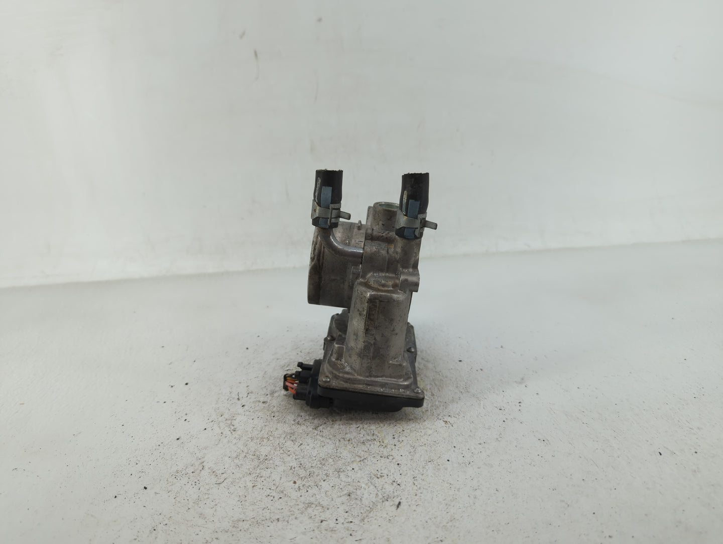 2012-2019 Kia Soul Throttle Body P/N:35100-2B300 Fits Fits 2012 2013 2014 2015 2016 2017 2018 2019 OEM Used Auto Parts - Oem