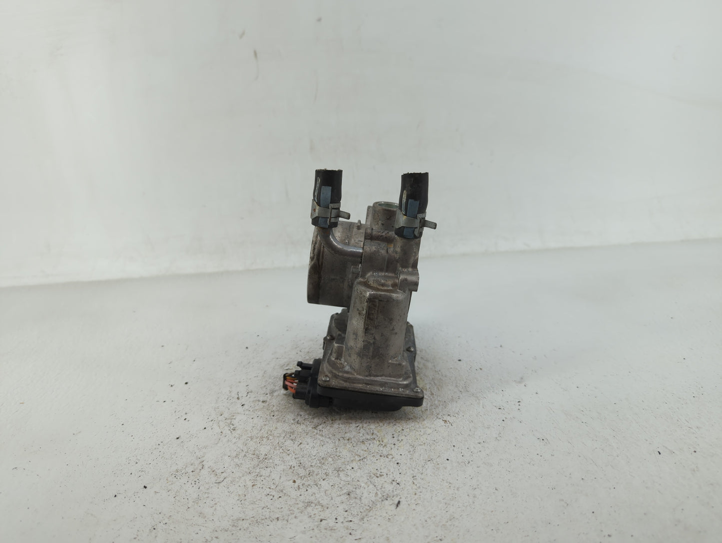 2012-2019 Kia Soul Throttle Body P/N:35100-2B300 Fits Fits 2012 2013 2014 2015 2016 2017 2018 2019 OEM Used Auto Parts - Oem